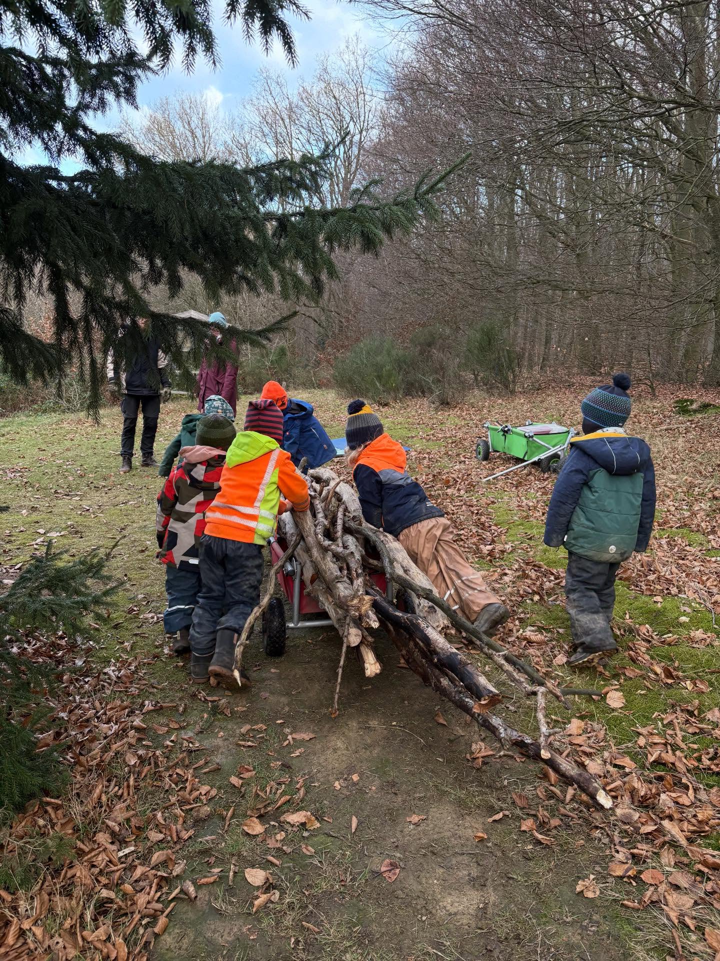 Unser Zaun wird wieder in Stand gesetzt und die Kinder sind aktiv daran beteiligt. Die Kinder haben geholfen das Holz dafür zurecht zu sägen und so wird Stück für Stück über die nächste Zeit unser Zaun weiter ausgebaut. In enger Elternzusammenarbeit konnte so weiter die Sicherheit aufrecht gehalten werden. Wir bedanken uns für die Hilfe der Eltern ohne die unsere Einrichtung nur halb so schön wäre und damit wünschen wir allen eine schöne und ruhige kommende Weihnachtszeit.