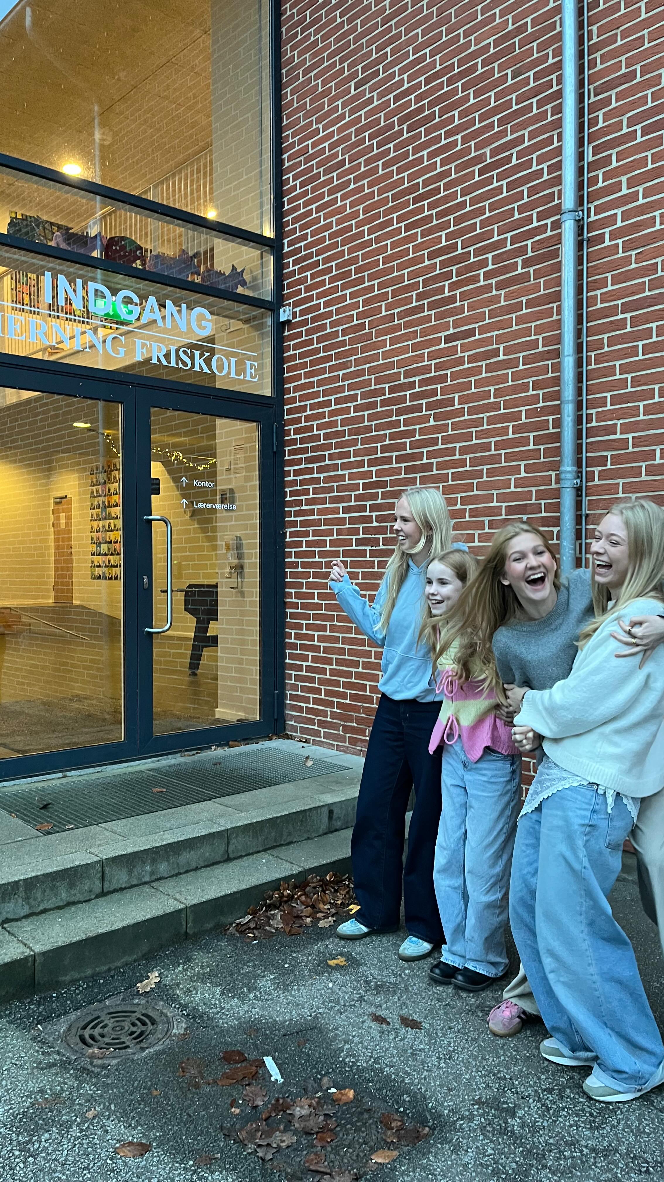 ALTSÅ, VI ‘GAMLE’ KENDER GODT VEJEN, men det er der jo en del besøgende og nye forældre på skolen, som ikke gør - så nu har vi fået styr på skiltningen 😃ℹ️
I sidste uge, kravlede dygtige skiltemænd rundt på stiger med fin folie og markerede de to indgange til aulaen, så der nu ikke længere er tvivl om, hvor hovedindgangen er til Herning Friskole - og hvilken vej det er til kontoret og lærerværelset.
Fotograf Karna spurgte nogle af pigerne fra 8. klasse om, de kunne lokkes med på billedet 😃 Det gik der hurtigt gak og grin i - så I skal ikke snydes for de sjove ‘from-knips’ 😅
Velkommen på Herning Friskole - nu med skiltning 😁
Og kig endelig forbi og oplev vores dejlige skole, hvis I overvejer, om jeres barn eller unge menneske skal gå her. Lav en aftale på forhånd på tlf. 97 12 11 66, så har vi en rundviser klar, når I kommer 😃
#Skiltning #FindVej #RundtPåSkolen #Rundvisning #Fraklip #fællesskab #friskoleliv #friskole #HerningFriskole #EtGodtStedAtLæreVæreOgVokse