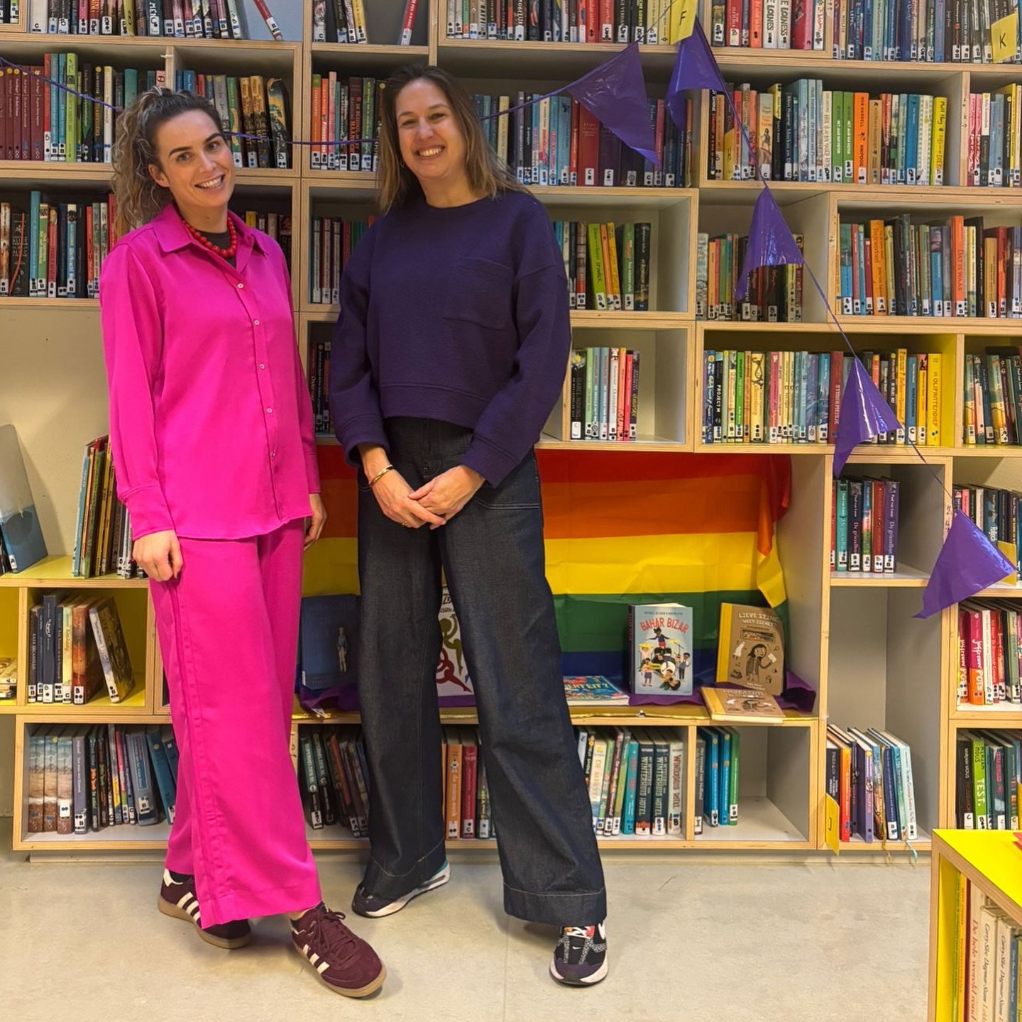 π Paarse Vrijdag op onze school! π
Niet alleen vandaag, maar altijd staat onze school in het teken van jezelf kunnen zijn. Vandaag maakten we dat extra zichtbaar met paarse shirts, regenboogvlaggen en vooral heel veel vrolijke kinderen die vieren dat iedereen erbij hoort. π
We zijn trots dat voormalig wethouder Marjolein Moorman langskwam om onze school te bewonderen. We konden haar laten zien hoe onze paarse en regenboogkleurige school elke dag werkt aan een plek waar iedereen zich veilig en welkom voelt.
Een van onze kernwaarden, vandaag en elke dag:
ποΈ Oog voor elkaar
Dat betekent dat je bij ons jezelf mag zijn,
dat iedereen erbij hoort,
dat we aardig zijn voor elkaar,
dat iedereen uniek is
en dat je goed bent zoals je bent. πππ©·ππβ€οΈπ§‘
Samen maken we een school waar verschillen gevierd worden en waar ieder kind straalt. β¨
#paarsevrijdag #diversiteit #inclusie #jezelfzijn #marjoleinmoorman #onderwijs