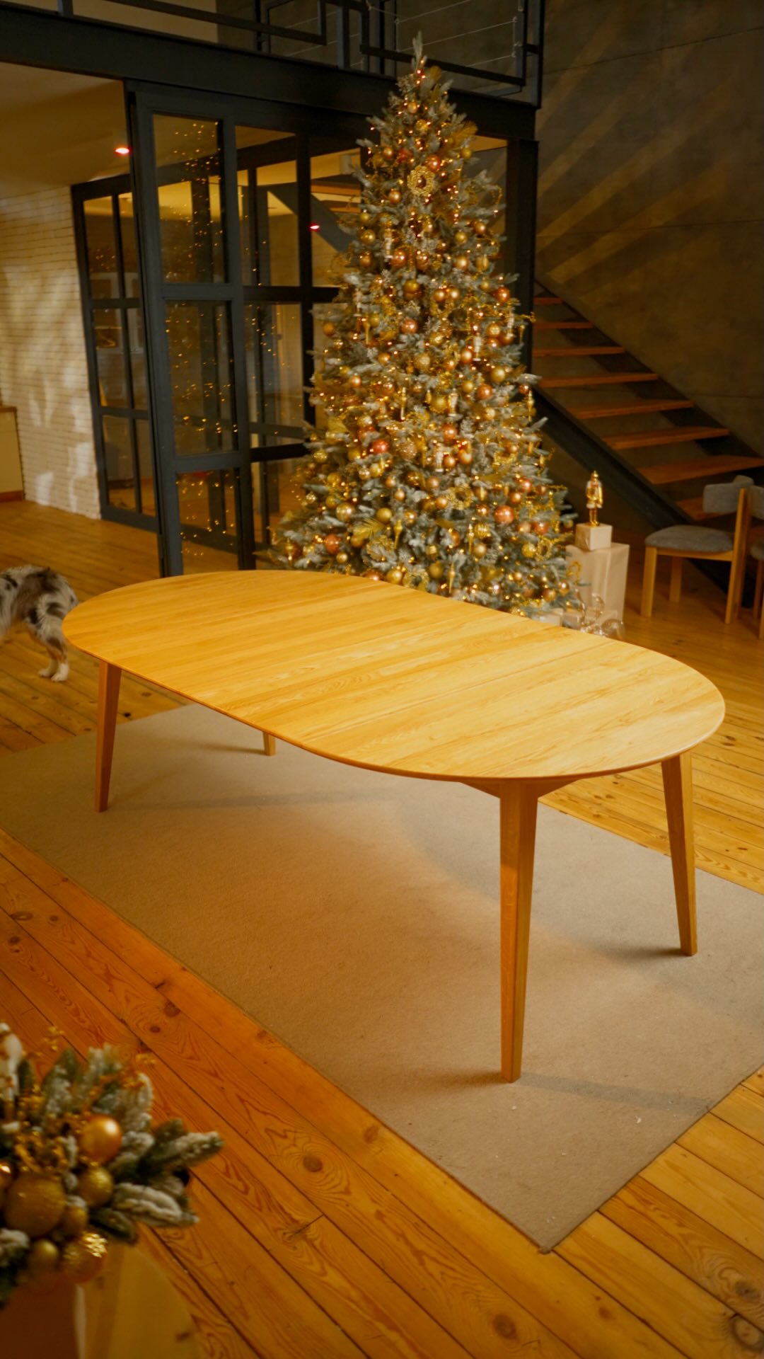 Mały na co dzień, wielki na święta – taki właśnie jest stół Next ✨
Kompaktowy stół, który w kilka ruchów zmienia się w przestronny blat – idealny na rodzinne spotkania i święta. Wykonany z naturalnego dębu, łączy trwałość z eleganckim wykończeniem.
✔️ rozkładany blat: z 120×120 cm do 220×120 cm
✔️ dwie wkładki w zestawie
✔️ solidna konstrukcja z litego drewna
💰 Cena promocyjna: 5 128 zł
📦 Dostępny od ręki — bez czekania!
Zamów online lub odwiedź nas w Gdańsku albo Łodzi!
*Promocja trwa do końca roku lub do wyczerpania zapasów.