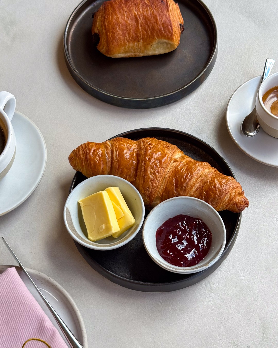 Start your morning with freshly baked pastries, warm porridge, or creamy yoghurt and granola, enjoyed with a refreshing glass of orange juice or a rich coffee.
You can also enjoy a build-your-own, choosing from eggs cooked your way, house-smoked trout, and classic morning favourites like our smoked bacon and Gloucester Old Spot pork sausages from @martinsmeats_