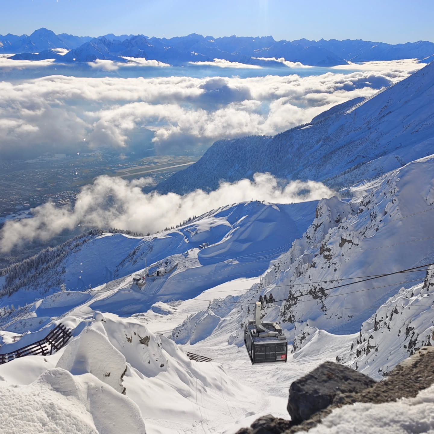 Close to Heaven!
The snowfall of the last few days has left a spectacular landscape, creating a winter wonderland 💙
🎼🎶Where the mountains meet the sky.
I found peace.
a little piece of heaven
where the noise ceases...
It's the place I call home🎶
.
#mywinterinInnsbruck #nordkette #Innsbruck
