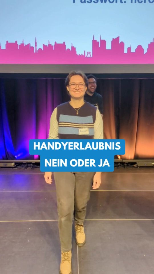 Was darf KI – und was nicht? 🤖
Zusammen mit @digitalwerkstatt_dortmund waren wir beim #netztalente Event am Start. In kurzen Sprints haben wir mit Schüler*innen zu digitalen Tools, KI und Algorithmen gearbeitet.
Zwischendurch und danach haben wir gemerkt: Wir sind voll auf einer Wellenlänge. Also haben wir weitergefachsimpelt, gequatscht – und irgendwann gesagt: Lass uns das als kleines „Entweder oder“ vor der Kamera weiterspielen.
Im Video seht ihr einen Ausschnitt daraus.
Wo würdet ihr euch positionieren – und was wünscht ihr euch für eure Schule beim Thema KI?
#KIimUnterricht #digitaleBildung #netztalente #talenttageruhr #schule