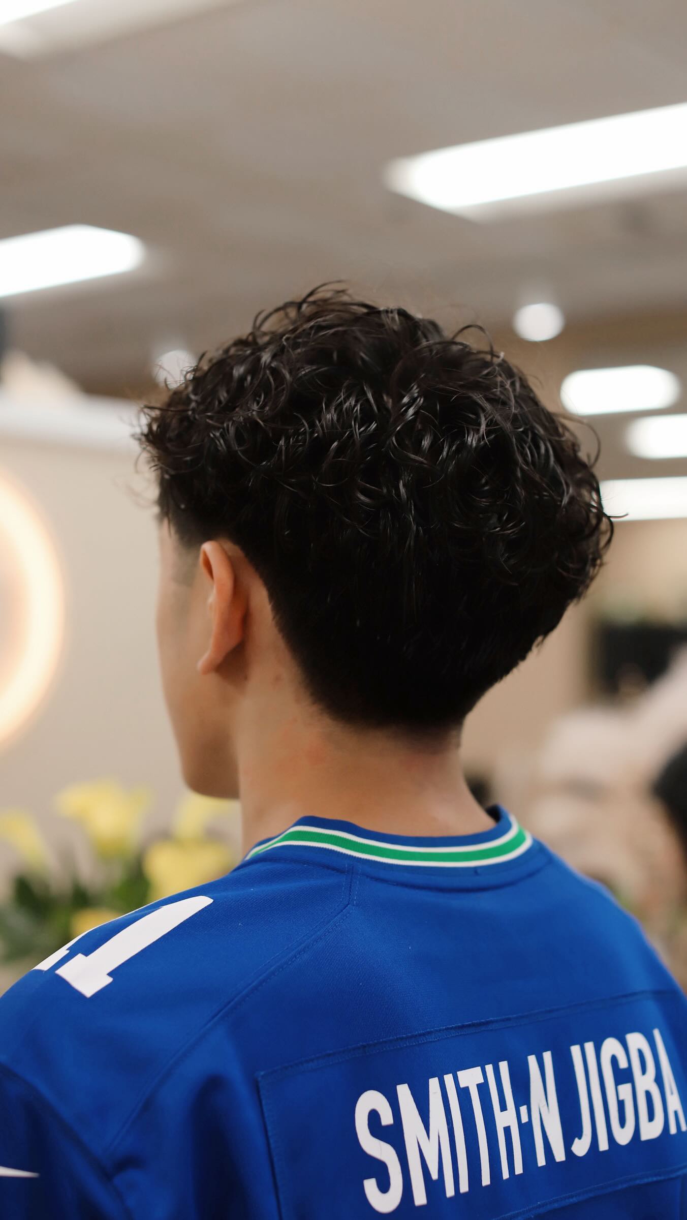 Leveling up the hair game. Perm🔥 + Cut ✂️ = Upgrade ⚡️
.
.
.
.
#artehairstudio #bellevuehair #arte #bellevuesalon #rentonwa #bellevuehairsalon #rentonhairstylist #modernsalon #bellevuehairstylist #bellevuewa #perm #curls #menshaircuts