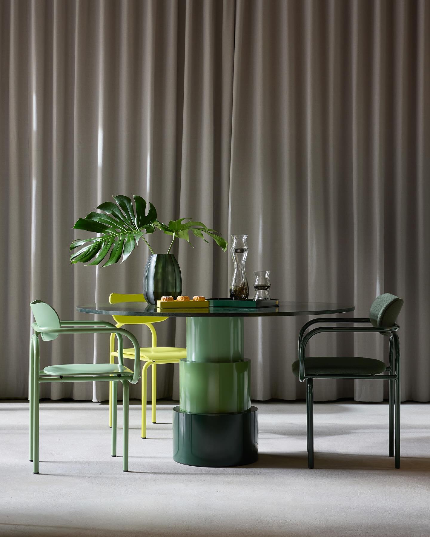 U TURN TABLE AVOCATUS & DOUBLE U ARMCHAIRS
With its distinctive silhouette, democratic seating arrangement, and iconic colour scheme, U TURN serves as a striking centrepiece for any open space layout. The central base is made of three tapering cylindrical elements while the sleek tabletop made of Avocatus appears to float above it.
Photo @anne_deppe