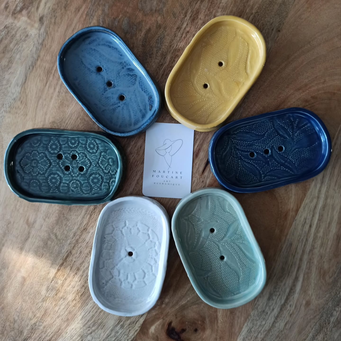 🧼✨ Une idée cadeau qui allie artisanat et douceur…
Pour Noël, optez pour la combinaison parfaite :
🌿 Mes porte-savons en céramique faits main
🐐 Les savons naturels au lait de chèvre de @by_minnie_and_co
Chaque porte-savon est pensé pour prolonger la durée de vie du savon et préserver sa qualité en le laissant respirer 👌
Résultat : un savon qui reste beau, sec et agréable à utiliser plus longtemps ✨
Associez-y les savons au lait de chèvre de By Minnie & Co — doux, naturels, fabriqués avec soin à partir du lait de ses chèvres — et vous obtenez un duo 100% local, utile et raffiné.
🎁 Une idée cadeau pleine de sens pour les Fêtes, à offrir ou à s’offrir !
A découvrir et composer vous-même selon vos envies lors de mes prochains marchés à Ganshoren 🎄💛