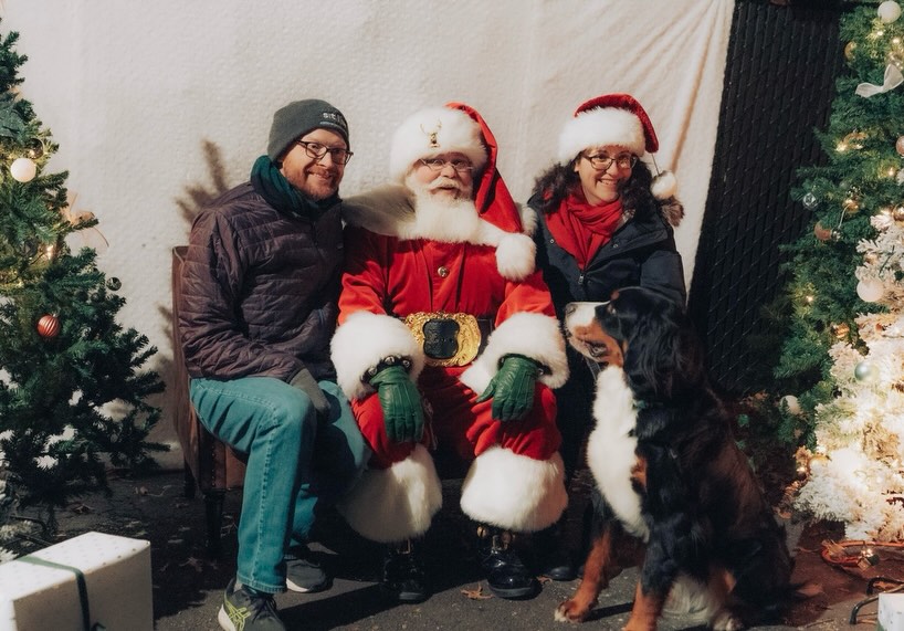 Santa is coming to the Holiday Night Market! 🎅✨
Bring the kids, snap a photo, and enjoy a festive night of local shopping, food, drinks, and holiday cheer 🎄
📅 December 20
⏰ 4–9 PM