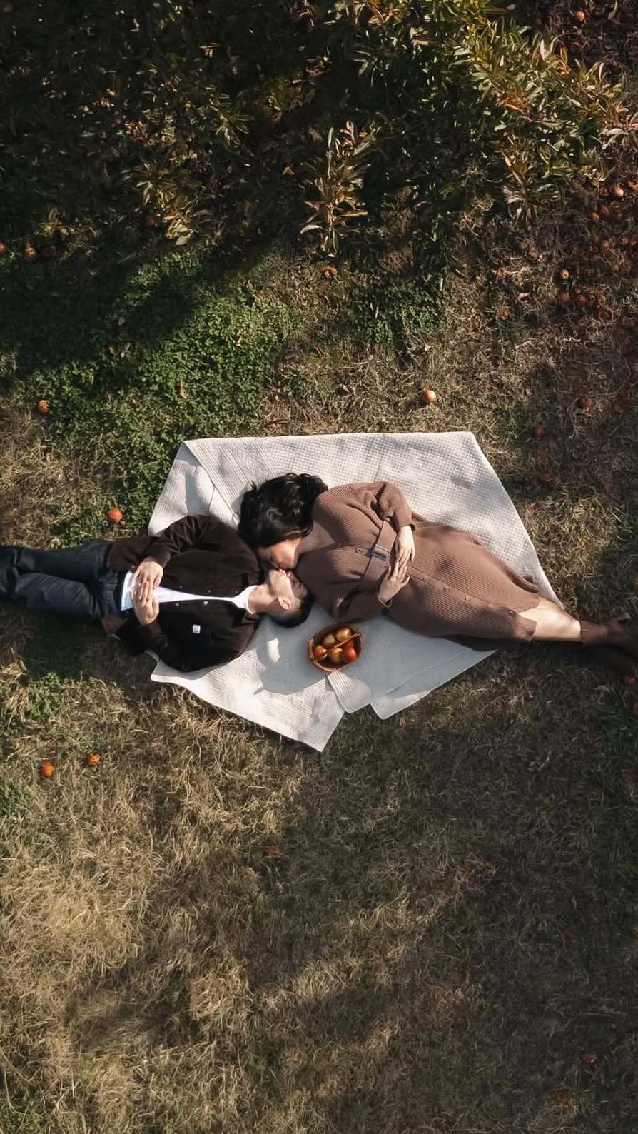 It’s you and me under the apple trees 🌳
Our fall minis at @scottsorchard were an absolute dream! Warm sun, cozy air, and the sweetest memories tucked between the trees. Thank you to everyone who came out. You made this day unforgettable. 🤎✨
Photo + Design | @taylorharrisphoto
Video + Super 8 | @chelseykfilms
Venue | @scottsorchard