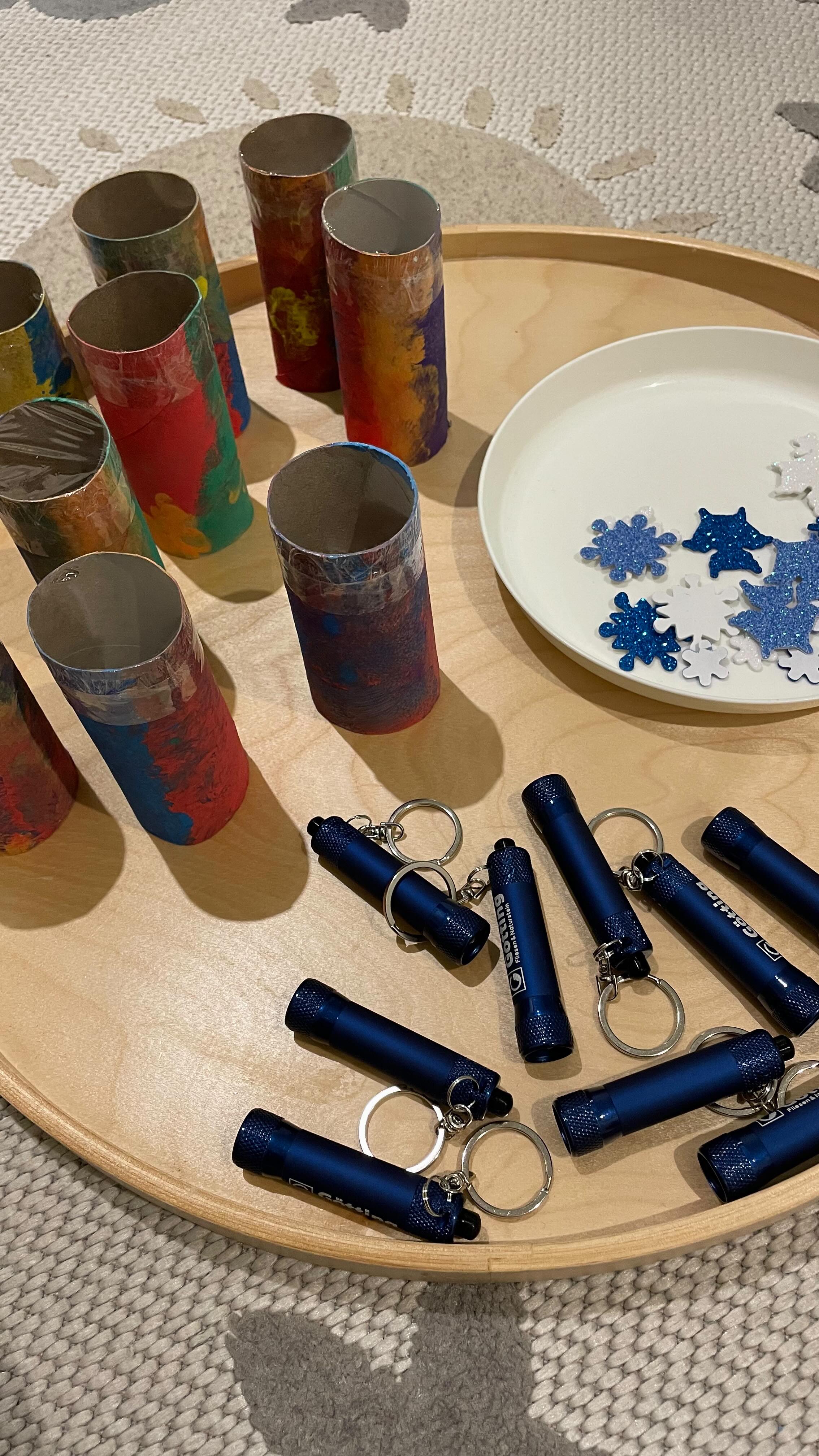 In der dunklen Jahreszeit bringt Licht immer etwas Magie in den Alltag. ✨ Gemeinsam mit den Kindern haben wir kleine Projektoren gestaltet, die nun funkelnde Schneeflocken und winterliche Muster an die Wände zaubern. ❄️ Die Kinder waren begeistert von den leuchtenden Effekten und konnten ihrer Kreativität freien Lauf lassen. 🎨
#kita #kitaeindrücke #kindertagespflege #kitaalltag #kinderbetreuung #kleineentdecker #tagesmutter #kinderstärken #großtagespflege #magie