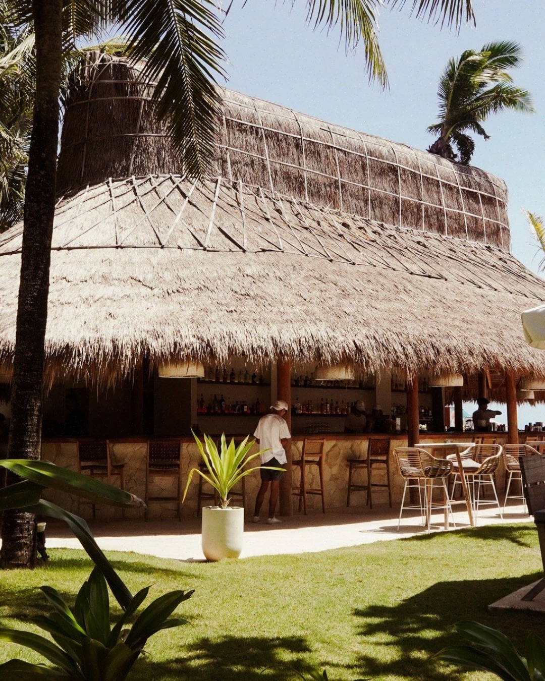 The ritual begins where the sun dips.
Fresh catch, open flame, and the last golden light of the day. Time doesn’t pass here. It blends.