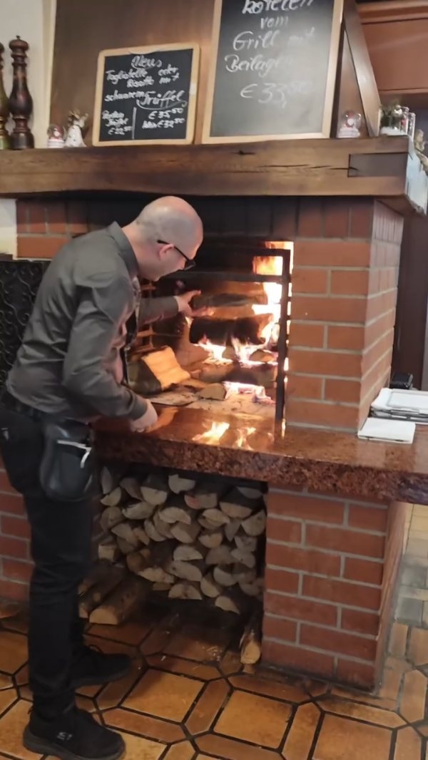 Wir arbeiten hart daran, Ihnen das Beste zu bieten, und jetzt herrscht die perfekte Atmosphäre, um unsere authentisch Italienische Küche zu probieren. 🍽️
(Bitte beachten Sie, dass sich der Kamin nur im vorderen Raum befindet.)
#restaurant#germany#abendessen#basel#schweiz#rheinfelden#italienischesrestaurant#italianfood