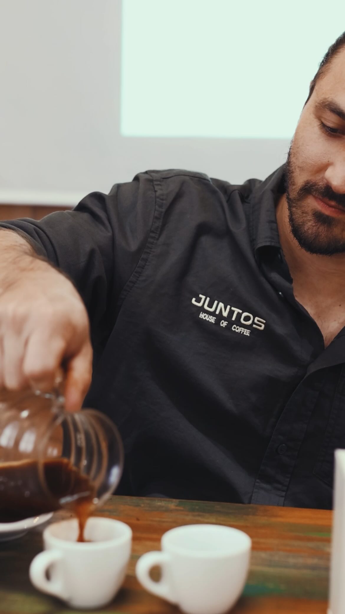 Lo mejor del AeroPress es su simplicidad: pocos pasos, poco equipo y resultados increíbles.
Su versatilidad permite extraer desde tazas más dulces hasta perfiles más brillantes, destacando la calidad de nuestros cafés JUNTOS. ☕️ 🇨🇷
#JuntosHouseofCoffee #costaricancoffee #specialtycoffee #coffeelovers #aeropress #costaricacoffee #coffeebrewing #coffeevideo