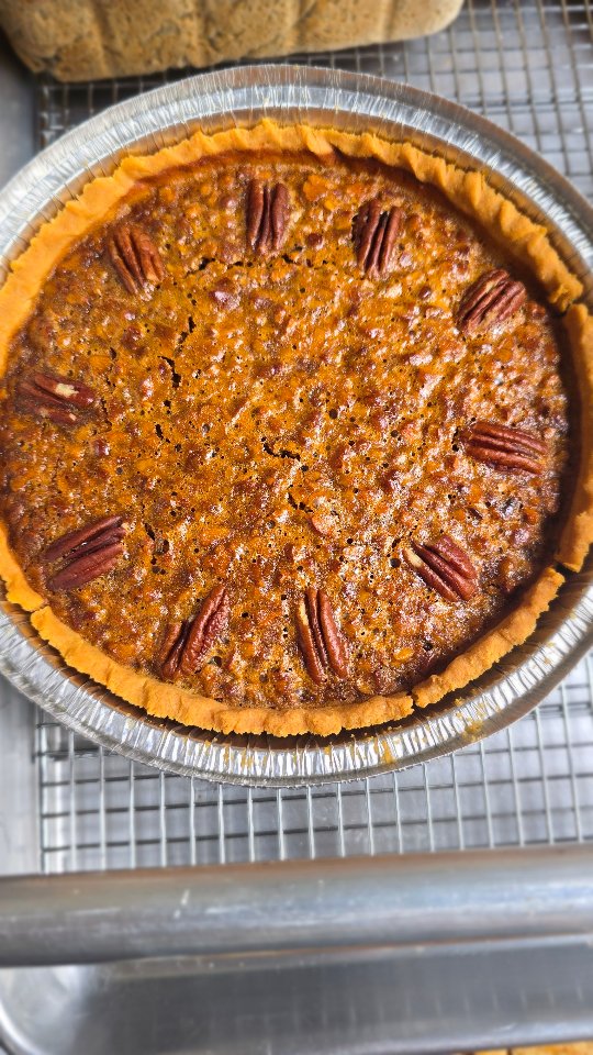 🥧✨ ¡Nuestro PECAN PIE SIN GLUTEN & SIN AZÚCAR está aquí!
Y sí… ¡NO lleva sirope de maíz (corn syrup)! 😍
Solo caramelo artesanal hecho con alulosa + monk fruit, mantequilla real, crema fresca y nuez pecana de verdad.
En Amaranto Bakery somos diferentes:
✨ Sin margarina
✨ Sin aceites vegetales dañinos
✨ Sin sirope de maíz
✨ Solo ingredientes limpios, reales y libres de gluten
La base es crujiente gracias a la harina de almendra y coco, y el relleno es una mezcla perfecta de pecanas tostadas, vainilla y caramelo keto.
Un postre elegante, profundo y delicioso… sin culpa. 💛
💵 Precio L 680
📊 Macros estimados por porción (1/10 del pie):
Calorías: 320 kcal
Grasa: 29 g
Carbohidratos netos: 5 g
Carbohidratos totales: 13 g
Fibra: 8 g
Proteína: 5 g
#AmarantoBakeryHN #PecanPie #PecanPieKeto #SinCornSyrup #SinSiropeDeMaíz #SinGlutenHonduras #KetoHonduras #WomenOwnedBusiness #ReposteriaArtesanal #HechoEnHonduras #CeliacosHN #PostresSaludables #NavidadHN #SinAceitesVegetales
