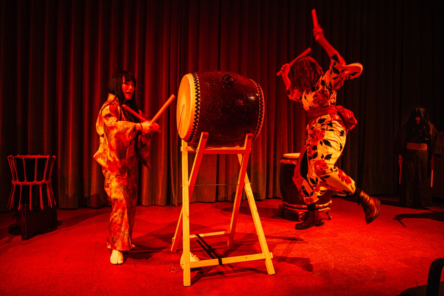A glimpse of “De Hundra Demoner” at Etnografiska Museet..
We dressed in kimono, put on yokai masks, and brought the Japanese spirit world to life through rhythm and movement.
Etnografiska’s Yokai exhibition created the perfect atmosphere — playful, eerie, and full of imagination.
Thank you to everyone who joined the parade and walk with us!
Photo credit: Karl Zetterström @kalle_z @etnografiska
#百鬼夜行 #hyakkiyagyō #stockholmtaiko