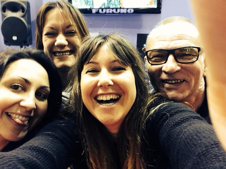 🌊 JACO 🌊
On n’a jamais envie d’écrire ce genre de message, jamais envie de dire au revoir, surtout aux personnes qui ont compté. ✨
Jaco en faisait partie. Il était l’une de ces personnes qu’on admire, dont on s’inspire, une personne généreuse dans tous les sens du terme. Une personne qui aimait transmettre, partager, rire, profiter…
C’était une force tranquille, quelqu’un qui avait toujours des solutions, un émetteur-récepteur de bonnes ondes (excuse pour ce mauvais jeu de mot mon Jaco 😉) . Une personne sur qui l’on pouvait compter…
Je me rappelle encore ce jour où il m’a appelée, au tout début de ma carrière, et m’a dit : « Ma Juju, mardi prochain, je viens te chercher à Pordic et on va faire la tournée de tes revendeurs. » On avait passé la journée ensemble. J’avais essayé de retenir tous ses conseils, attentive à chacune de ses paroles avec les clients. On avait manger des moules au Tour Dum à Lorient…
Plein de souvenirs construits sur des rires et moments heureux comme en témoignent ces photos d’un salon, Jaco et ses drôles de dames.
Un grand monsieur qui va beaucoup nous manquer, à nous comme à tous ceux qui l’ont connu, à TEEM et ailleurs.
François, Brice et moi-même, ainsi que toute la team TEEM, pensons très fort à ses filles, à sa famille, à ses proches et à ses collègues (actuels et anciens) de Furuno, qu’il aimait tant.