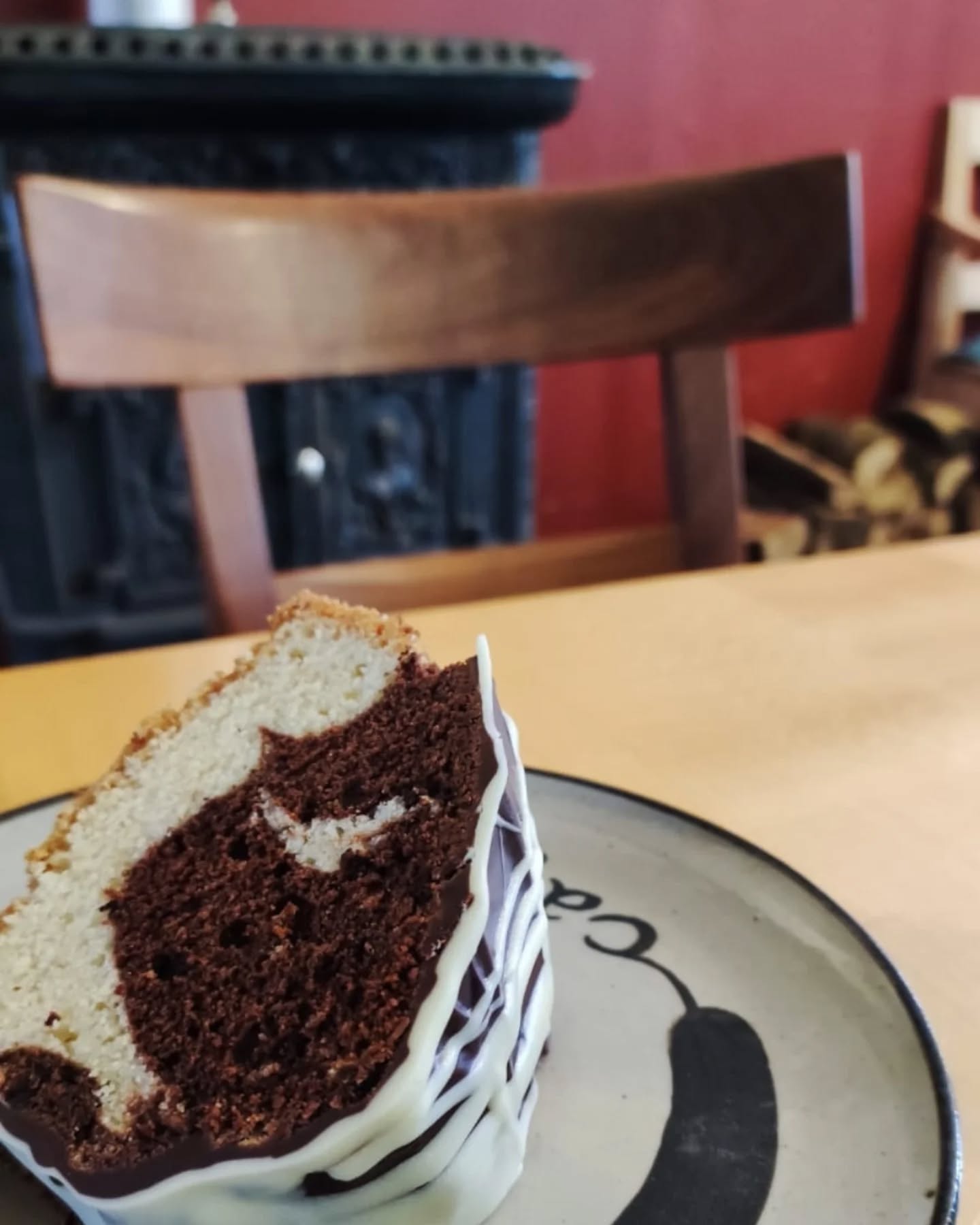 ☕ Das Plätzchen direkt am Kamin ist frei zum Rücken wärmen!
❤️ Dazu ein zartes Stück Marmorkuchen zum Seele wärmen...
#caféton #fabrikschleichach #keramikwerkstatt
#kaffeeliebe #kaffee #barista
#kuchenliebe #kuchen