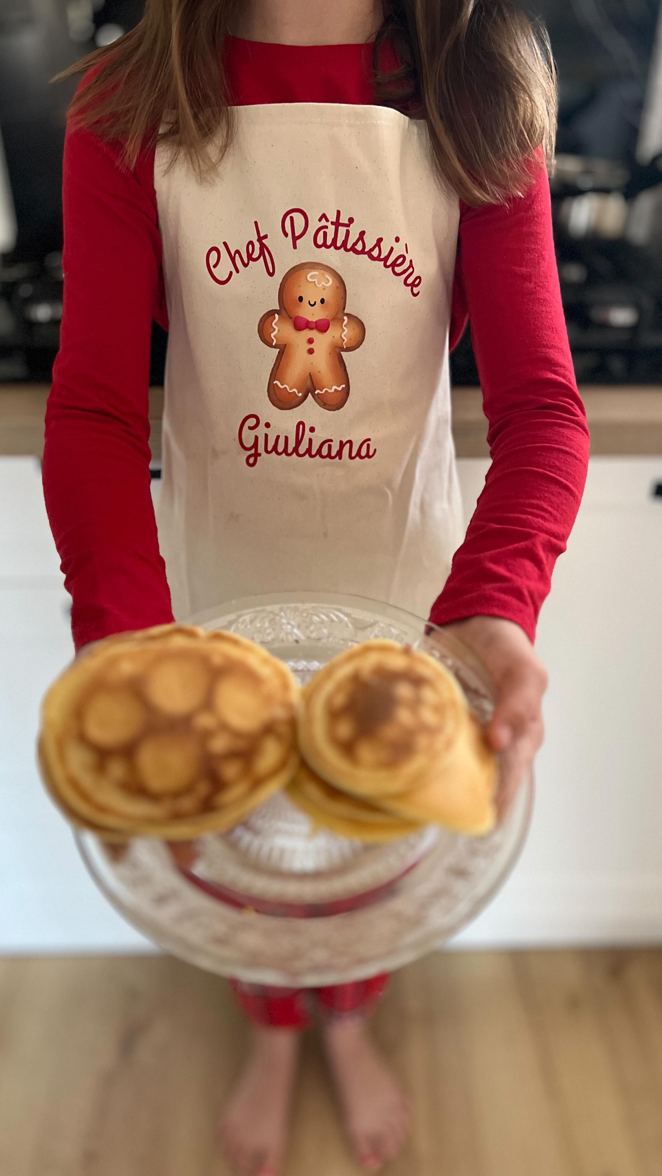 Sous le sapin, il y aura aussi un peu de notre atelier…
Chez @boutiquedesmee, on prépare vos tabliers personnalisés avec autant de soin que vous mettez d’amour dans vos cadeaux. 🎁💛
🎄 Des prénoms, des petits mots rigolos, des clins d’œil pour papi, mamie ou les mini chefs de la famille… Chaque idée que vous nous envoyez devient une création unique.
👩🍳 Pour les grands cuistots ou les petites mains curieuses, nos tabliers sont pensés pour cuisiner ensemble, rigoler, partager — et surtout créer de jolis souvenirs.
🧵 Merci de nous faire confiance pour donner vie à vos idées !
Et si vous n’avez pas encore trouvé le cadeau original pour Noël… vous êtes au bon endroit ✨
📦 Commandes ouvertes & envois partout en France. #narbonne #cadeaupersonnalisé #tablier