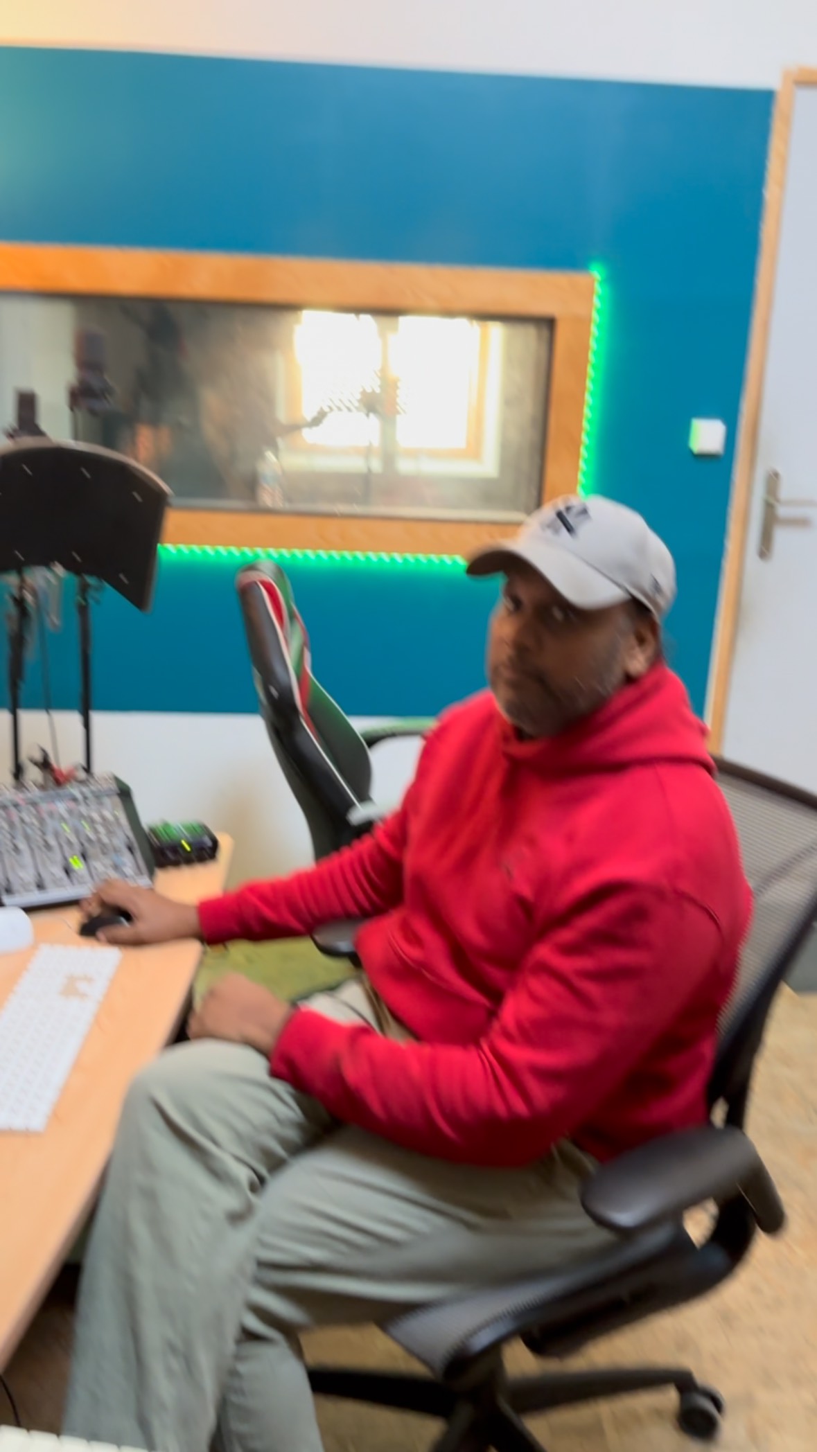 🎙️ Chez AMBG Studio Marseille, la magie opère derrière chaque prise…
Aujourd’hui, c’est Selim Lamatrix qui est passé déposer sa vibe, guidé par l’ingé son BM2K, maître du mix propre et millimétré.
🔥 Ambiance concentrée, énergie brute et performance solide :
c’est ici que les talents se transforment en véritables morceaux prêts à tourner partout.
🎧 Envie d’un son pro ?
AMBG Studio t’ouvre ses portes — sessions sur réservation.
#AMBGStudio #MarseilleRap #SelimLamatrix #BM2K #StudioSession #RecordingVibes #ArtisteEmergent #urbain #rap