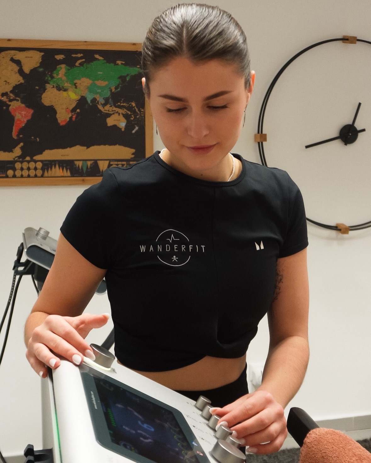 Zima, brzy tma a 0% motivace jít do fitka ❄️
Vidíš se v tom? EMS cvičení je řešení, které tě během zimy udrží ve formě jednoduše a efektivně.
EMS
✔️ procvičí a zpevní celé tělo už za 20 min. týdně
✔️ nastartuje metabolismus a pomáhá spalovat tuk ještě 48 hodin po cvičení
✔️ pomáhá redukovat obvod těla a formovat postavu
Při cvičení navíc zlepšíš držení těla, odstraníš bolest zad a šetříš své klouby i čas ⏰
První EMS trénink v Brně navíc za akční cenu 190 Kč ⚡️
Rezervuj online a buď ve formě 💌
#emstrenink #emsbrno #emstreninkbrno #cvicenibrno #brnogirl #brnofitness #bolestzad #budfit