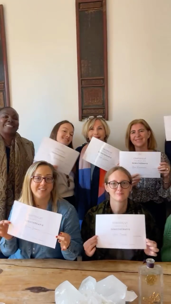 Un retour sur la journée de formation en sonothérapie… d’explorations vibratoires, de ressentis profonds et de partages authentiques autour du pouvoir du son et de la fréquence 🎶✨
Transmettre les bases de la sonothérapie, c’est enrichir chacun à découvrir un langage ancien, celui des vibrations, de l’énergétique et de la conscience sonore. C’est un langage qui ne s’écoute pas qu’avec les oreilles… mais aussi avec le corps, le cœur et l’espace intérieur 😊✨
La sonothérapie est une pratique holistique ancestrale, un pont entre le tangible et l’invisible.
S’y initier, c’est apprendre à comprendre comment les fréquences, les bols, les diapasons et le son peuvent soutenir un soin, équilibrer une énergie et accompagner profondément le corps vers un mieux-être global.
🙏 Merci à tous les participantes pour leur présence, leur ouverture et présence
📅 Prochaine session : février 2026 – Nice
📩 Pour toute information, vous pouvez me contacter par DM ou via l’onglet contact.
#lithotherapie #formationlithotherapie #formationlithotherapie pierresnaturelles elizabethcontal
