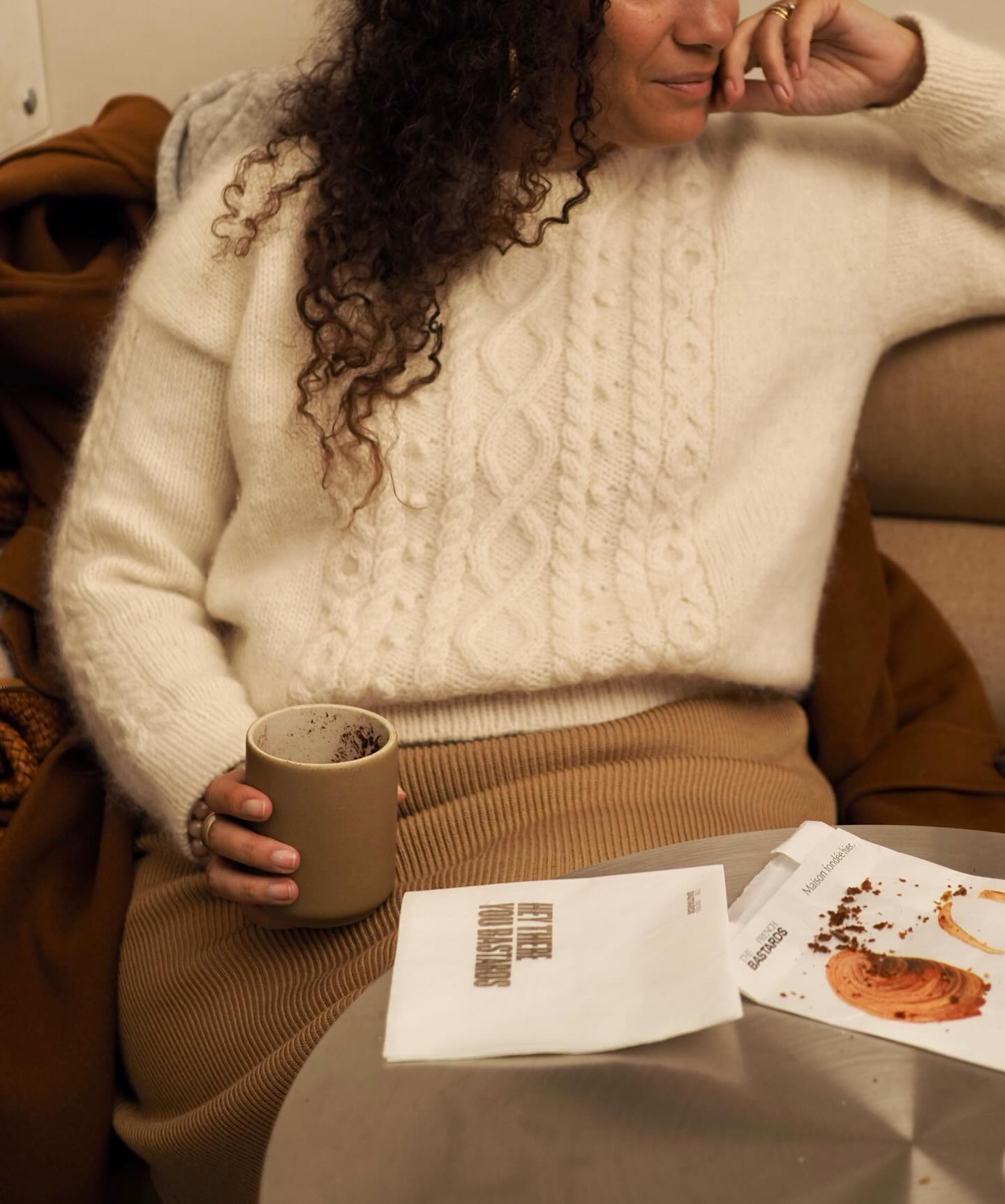 C’est le temps des chocolat chaud, biscuit et pull bien chaud.
Mon pull M a d e i r a 2.0 est un de mes pulls les plus chaud. Il est tricoté en fil sable de @lainesduvalgaudemar et un fil de mohair soie @dropsdesign
Il se caractérise par son panneau de torsade le sur le devant et un motif qui peut aussi être tricoté sur la manche.
🐿️ Retrouvez La Fiche tricot en 9 tailles en français et en anglais sur Ravelry et www.AtelierEmilie.com
.
.
#atelieremilie #ateliermiliedesigns
#knitting #knitweardesigner #mohairaddict
#tricotété #summerknitting knit knitting knitter
#tricot #strikk tricot #jeportecequejetricote
#pullmadeira2.0 #pullmadeira2.0