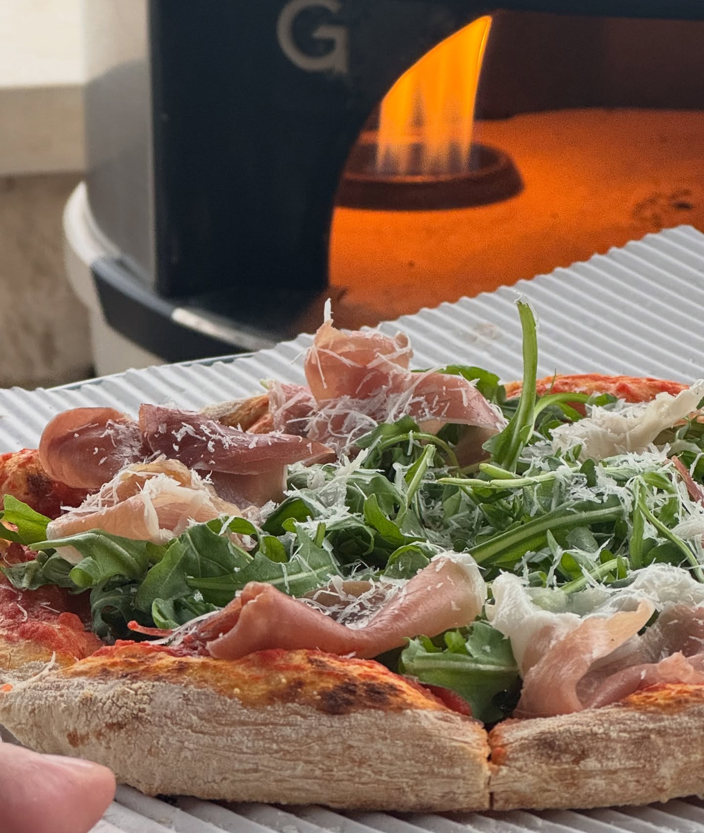 🍕✨ Arugula & Prosciutto… fresh out of the Gozney Dome!
There’s nothing like the moment a pizza comes out perfectly blistered, topped with silky prosciutto and a handful of fresh arugula.
This beauty was made straight on the Gozney Dome, and it’s one of our most requested flavors for events. Light, crispy, salty, fresh — everything you want in a gourmet pizza.
Whether it’s a birthday, family gathering, or neighborhood party, we bring this experience straight to you. 🔥🚚
#LeonelsPizza #AustinEats #RoundRockTX #PizzaCatering #GozneyDome #ProsciuttoPizza #ArugulaPizza #FoodTruckLife #NeapolitanPizza #CateringAustin #ATXeats #PizzaioloLife #EventCatering #GourmetPizza #TexasFoodies