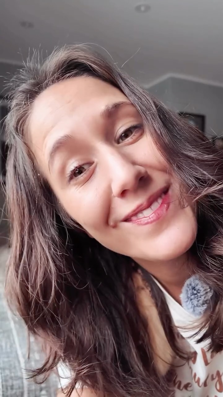 3 tips att komma tillbaka till kroppen när stressen tar över. ✨🫶🏼 dessa saker gör jag dagligen när jag tappar kontakten med kroppen.
1. Andas in genom nästan - håll 4 sek - pusta ut. Upprepa några andetag eller tills du känner att du får mer kontakt.
2. Shake it of! Sätt på en bra låt eller bara ställ dig tyst och skaka på kroppen. Gör det i några minuter.
3. Lägg dina konferenser på olika kroppsdelar och försök att andas in i dina händer och in i kroppen.
Dela gärna dina egna tips i kommentarsfältet ✨🫶🏼
#aikitastudio #stressrelieving #yogainspiration #hittatillbakatillkroppen