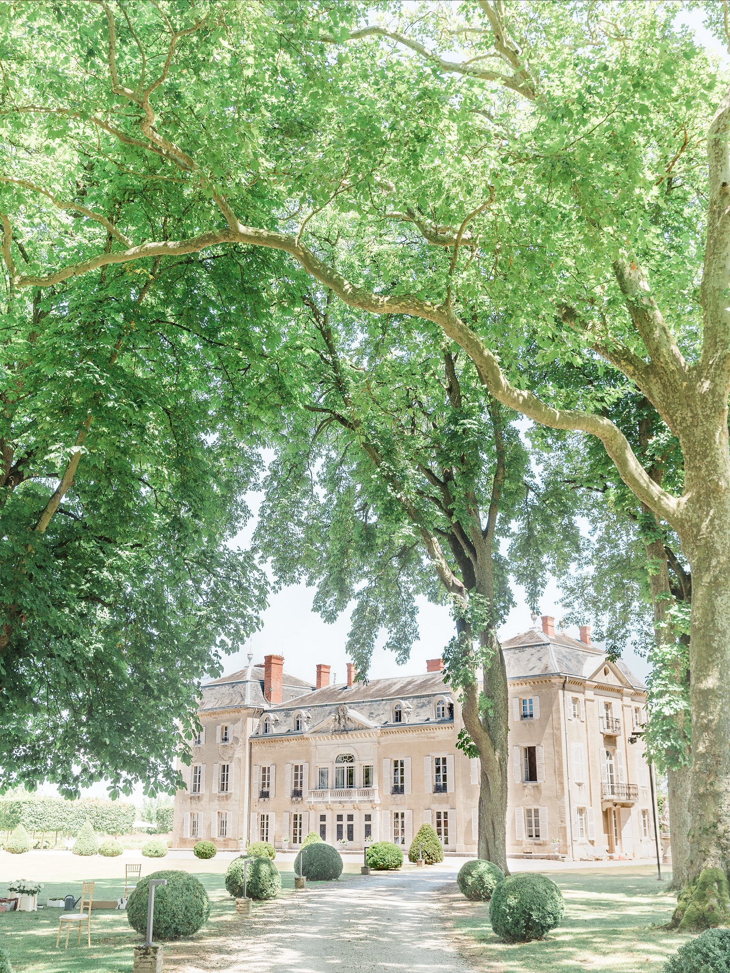 There are venues… and then there are French châteaux that rewrite a couple’s entire vision.
Nestled in the heart of the countryside, @chateaudevarennes ´estate blends historic French architecture, sweeping golden fields, and romantic tree-lined pathways that feel straight out of a movie. Every space — from the sun-drenched façade to the delicate lavender gardens — creates a natural stage for an elevated, intentional celebration.
Inside, clean modern whites, crystal chandeliers, and soft textures bring a fresh balance to the château’s timeless bones. It’s the kind of venue that doesn’t need heavy styling; it already is the aesthetic.
For couples seeking an intimate yet luxurious setting, this property offers complete privacy, immersive beauty, and a slow-paced atmosphere that lets your wedding feel like a weekend-long love story.
This is the magic of choosing a venue that reflects your vision before anything else is added.
Would you get married here?
Photgraphy credits @lgm.photographer @marniolivier_photography
#luxuryweddingplanner #destinationweddingfrance #frenchchateauwedding #chateauwedding #weddingvenuefrance #luxuryweddingvenue #editorialwedding #fineartwedding #franceweddingplanner #countrysidewedding #weddinginspo2025 #weddingaesthetic #luxurybride #weddingdesign #europeweddingplanner #chateaulife #weddingarchitecture