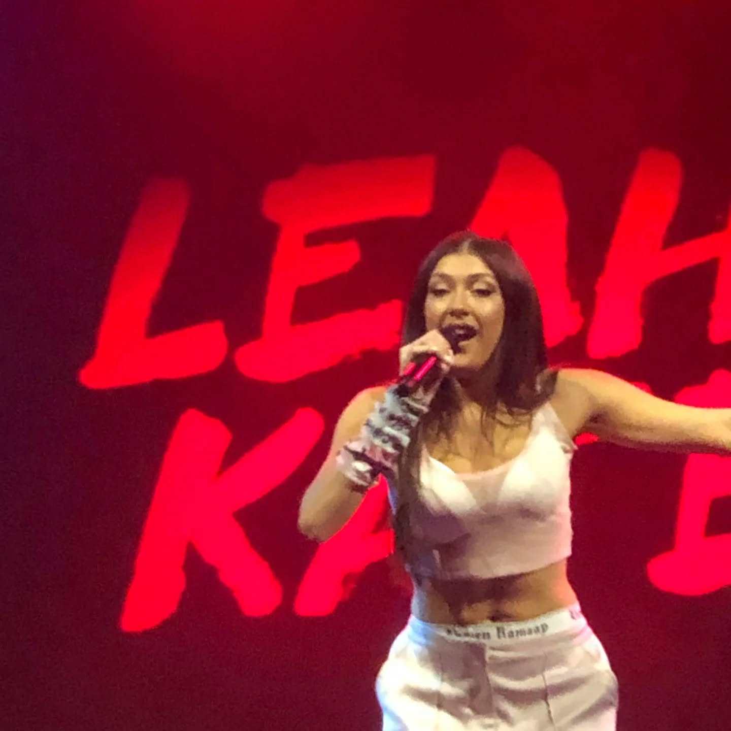 Sharing another one of my collabs. Steve and I wrote with the wonderful @leah back in 2018 when I was pregnant with Sonny! I loved her vibe and I'm so proud of how big she's gotten. We wrote her song 'Do what I wanna do' with her in London and then I went on to create the artwork and lyric videos to some of her songs with my friend @zoezmusic !
#songwriter #leahkate #londonmusicscene #londonmusic