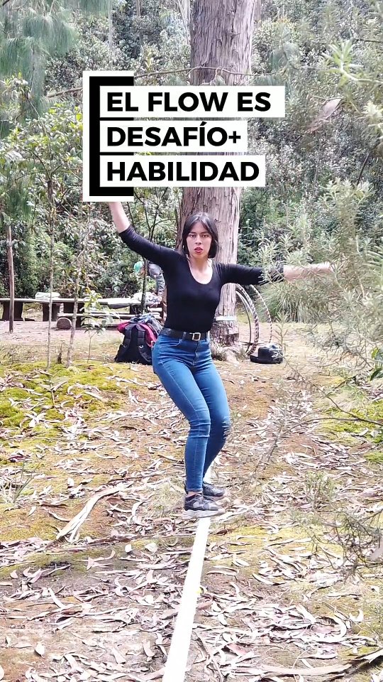 No olvides seguir nuestra cuenta @escuelaslackbogota
No es falta de talento.
No es pereza.
Ni siquiera es miedo.
Es exceso de control.
Cuando la mente intenta mandar,
el cuerpo pierde el equilibrio.
En la cinta. En la vida.
La solución aparente es esforzarse más:
tensarse, resistir, aguantar.
Funciona… por segundos.
El ajuste real ocurre cuando deja de pelear con la inestabilidad
y aprende a leerla.
El flow no se fuerza.
Aparece cuando desafío y habilidad se encuentran
y el cuerpo responde antes que el juicio.
Lo que ve aquí no es equilibrio.
Es presencia en movimiento.
#Slackline #FlowState #Presencia #Equilibrio #CuerpoConsciente #AtenciónPlena #surfline #surfslackline #vivelamagiadelequilibrio
