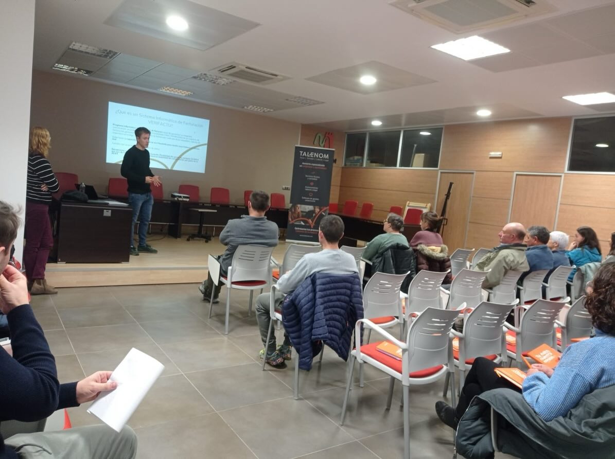 Cantavieja y Morella: jornadas técnicas para ganaderos y agricultores
Los días 26 y 27 de noviembre hemos celebrado en Cantavieja y Morella dos encuentros especializados dirigidos a ganaderos y agricultores. El objetivo fue ofrecer soluciones prácticas y adaptadas a las necesidades reales del sector, abordando temas clave para mejorar la gestión y el cumplimiento normativo en sus explotaciones.
✅ Cada actividad agroganadera tiene sus particularidades, por eso las jornadas se centraron en dar respuestas concretas, evitando fórmulas genéricas.
💡 Desde herramientas para optimizar procesos hasta recomendaciones para cumplir con la normativa vigente, los asistentes se llevaron información útil y aplicable desde el primer día.
Gracias a todos los profesionales que participaron y confiaron en el equipo de @querolassessors .
Seguimos organizando sesiones específicas, las próximas son los días 2 y 3 de diciembre y nos centraremos en asociaciones.
#Ganadería #Agricultura #Formación #Cantavieja #Morella SectorAgroalimentario SolucionesReales