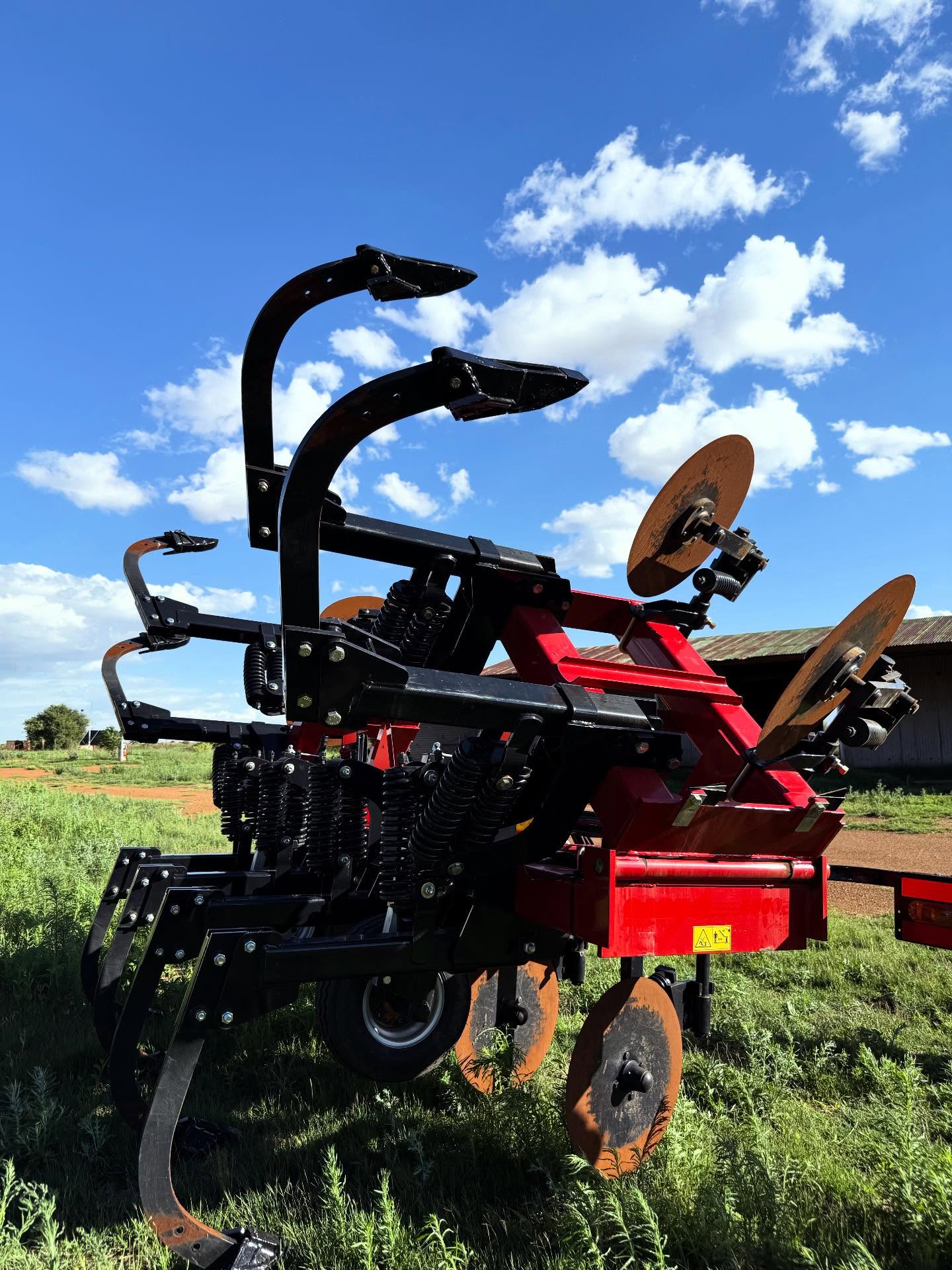 Disc harrows are an essential piece of agricultural machinery widely used in South African farming for soil preparation before planting crops. Its main functions include breaking up soil clods, cutting and mixing crop residues into the soil, weed control, and leveling the ground to create a better seedbed for enhanced crop yields.
#FarmLife #AgricultureSouthAfrica #SoilPreparation #FarmMachinery #Ploughing