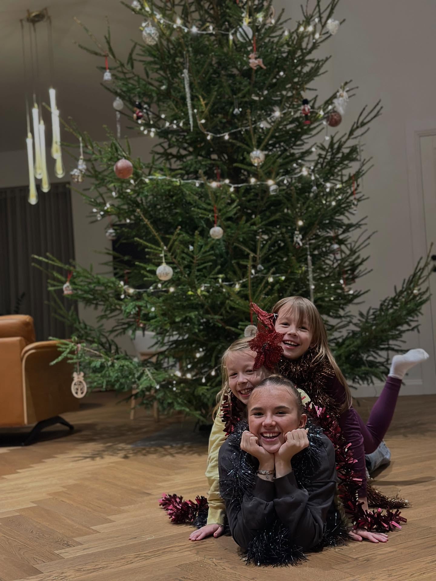 Mul oli lapsena unistus suurest kuusepuust keset tuba, mille ümber saaks tantsida. Sest lasteraamatutes ikka oli nii. Nüüd on mul see kuusepuu ja kõige kallimad lapsed, kes saavad tantsida nii nagu unistasin. Laps mina oleks rõõmus. On meeletult palju, mille eest tänulik olla. Advendiaeg on kindlasti muu hulgas ju tänulikkuse aeg. Ühest küljest suur südamest tulev rõõm ja teisest küljest suur mure kõigi nende laste pärast maailmas kellel pole turvaline, kellel on kõht tühi või külm. Loome rohkem head! Imelist advendiaega ❤️