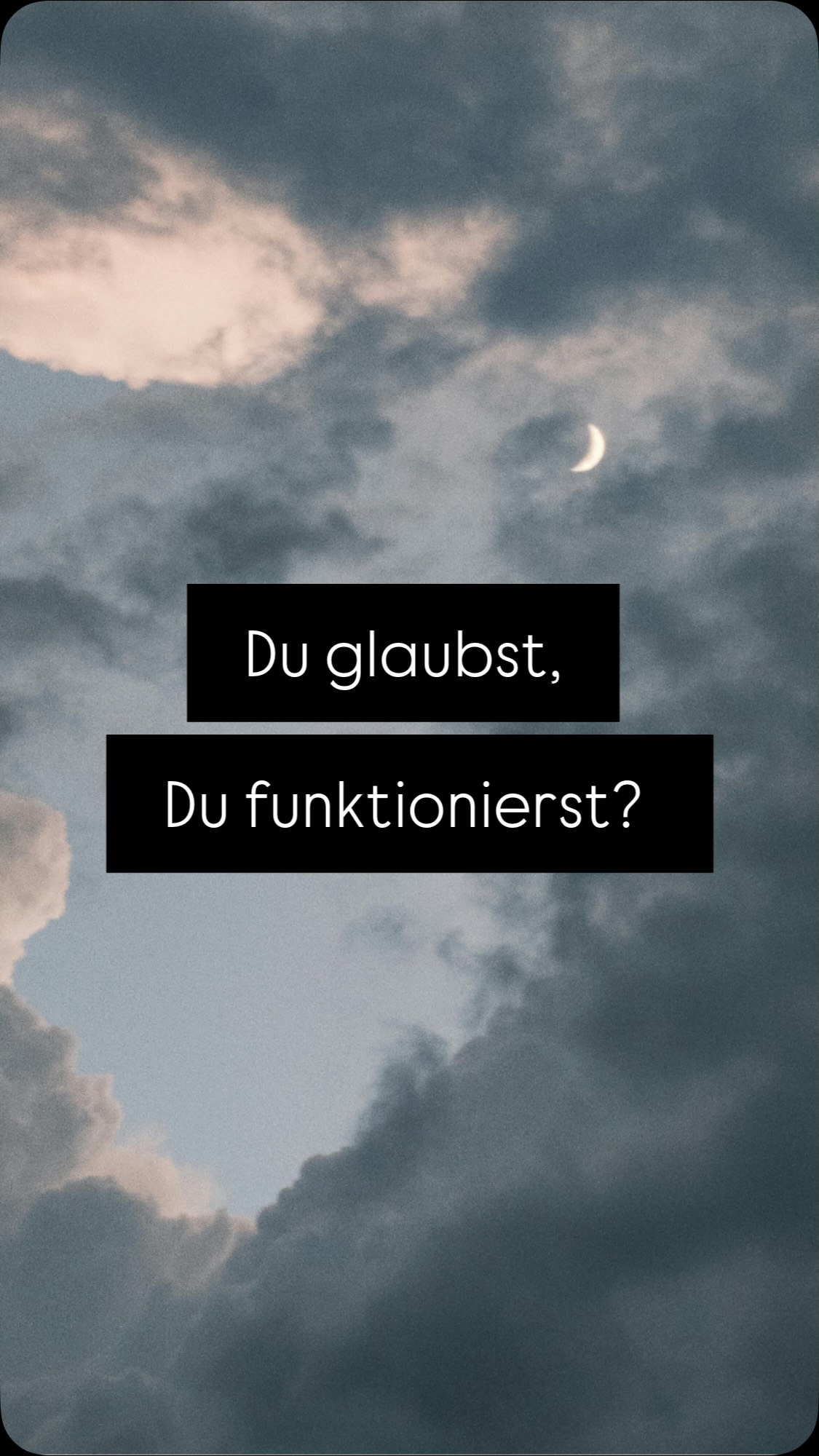 Du nennst es „normal“.
Routine. Alltag. Erwachsensein.
Aber dein Nervensystem nennt es
Überleben.
Freeze.
Autopilot.
Du sagst: „Ich bin nur müde.“
Dein Körper sagt:
Ich bin am Limit.
Du sagst: „Ich komme schon klar.“
Dein System sagt:
Ich halte seit Jahren die Luft an.
Du sagst: „Das gehört halt dazu.“
Dein Zyklus sagt:
Ich schreie seit Monaten nach dir.
Wir romantisieren „normal“.
Dabei ist es nur kollektive Dysregulation.
Dezember ist kein Abschluss.
Er ist ein Einbruch.
Ein Spiegel.🪞
Ein Reset. 🌚
Wenn du endlich still wirst.🧘🏻♀️
Und genau dort beginnt
UNHOLY DECEMBER ✨🌒
Der Raum, in dem du aufhörst, zu funktionieren
und anfängst, wieder zu fühlen. Einfach nur zu sein.
Unholy December – 28 Tage zurück in deine Kapazität, deine Bedürfnisse, deinen zyklischen Winter.
➡️ Link in Bio 🫶🏻✨
Die Warteliste ist geöffnet und wartet auf dein Eintreten. Begrenzte Plätze zum EarlyBird 🪶
Oder kommentier Unholy✨👇🏻und ich schick dir alles direkt in dein Postfach 📮
Ich freu mich auf uns.
All the love,
Eva 🫀
BODYWISDOM
EMBODIMENT
FEMALE EMPOWERMENT
NERVENSYSTEM
#embodiment#nervensystemheilung#emotionalrelease#achtsamkeit#feelittohealit#körperarbeit#mentalegesundheit#bodywisdowm#nervensystemregulationfürfrauen