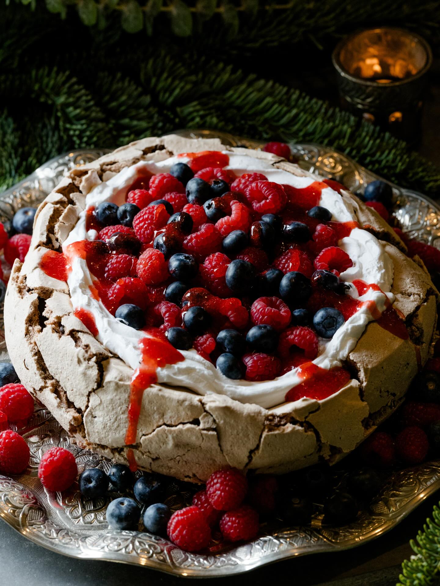 Este ano apercebemo-nos que não precisávamos de lançar nenhuma novidade para o Natal porque nos enchem a caixa de mensagens a perguntar quando voltam os nossos bolos clássicos. Isso enche-nos o coração! ♥️ Perceber que gostam dos nossos bolos e que desejam o momento de os poder voltar a saborear é das melhores sensações. Saber que há muitos clientes que encomendam os nossos bolos para todas as festas, para todos os Natais e que já faz parte da sua tradição familiar deixa-nos muito felizes! 🤩 Obrigada a todos os que nos acompanham desde o início e que passam a palavra a amigos… não há melhor sensação quando nos dizem na loja “foi a minha amiga que é vossa cliente há anos que me disse para cá vir buscar um bolo porque ia gostar garantidamente.” 🙏🏼
.
.
.
#christmasshop #christmascake
#suspiro #bolo #bolodeaniversario #bolodeanos #cake #cakeshop #shopdecor
#bakery #patisserie #meringue #pavlova #chocolatecake #birthdaycake #partycake #coffee #food #timeoutmarket #belem #lisboa #lisbon #lisbonne #visitlisboa #lisbonfood #foodie #foodphotography #foodstagram #foodlover #foodoftheday