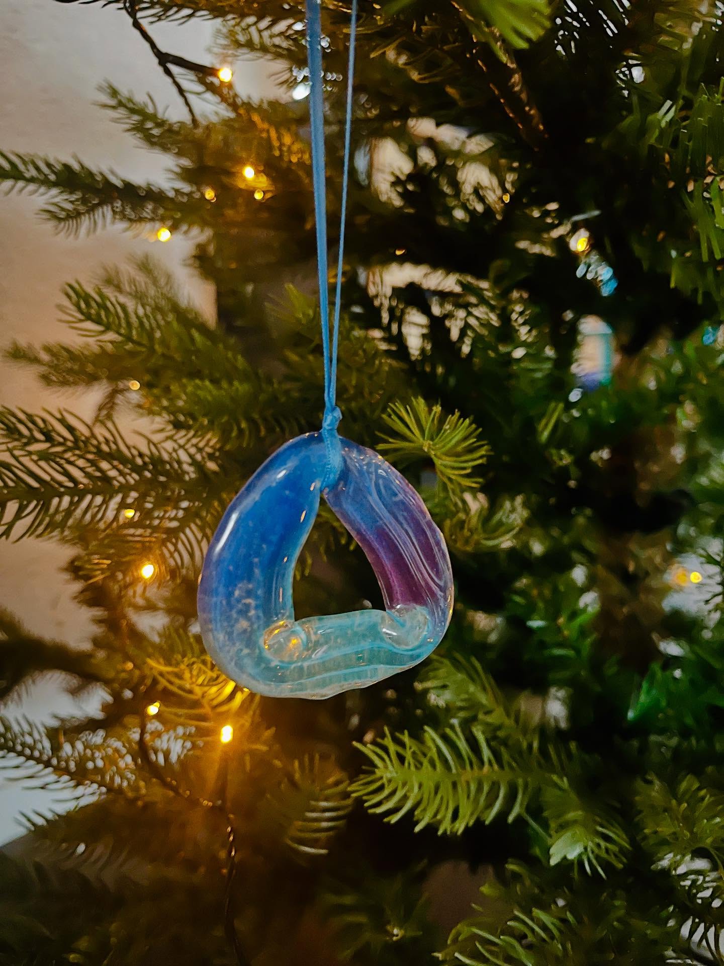 My daughter picked a white-and-blue theme for our tree, so I finally used the test pieces I’ve been making all year. Every charm is crafted from upcycled bottles and glass scraps — and seeing them sparkle on the branches makes me so happy 🤩✨
#annabies #recycledglass