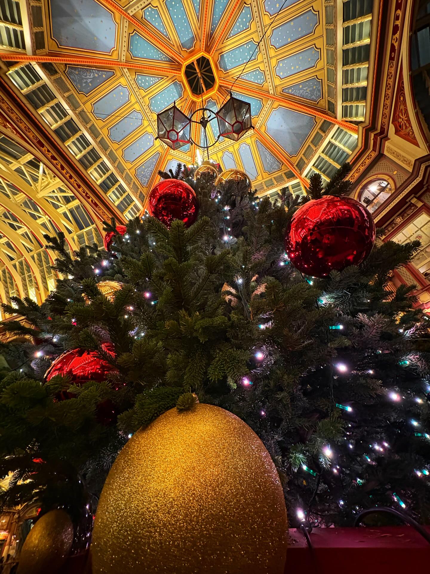 It’s that time of year again! Comes around so fast, but always a joy to organise the light switch on at @leadenhallmarket, for fifth season. Thanks to the team @barleycommunications and @invisibleblueuk once again.
Time for a mince pie! 🥧
#Client #freelancelife #FreelanceComms #freelanceEvents