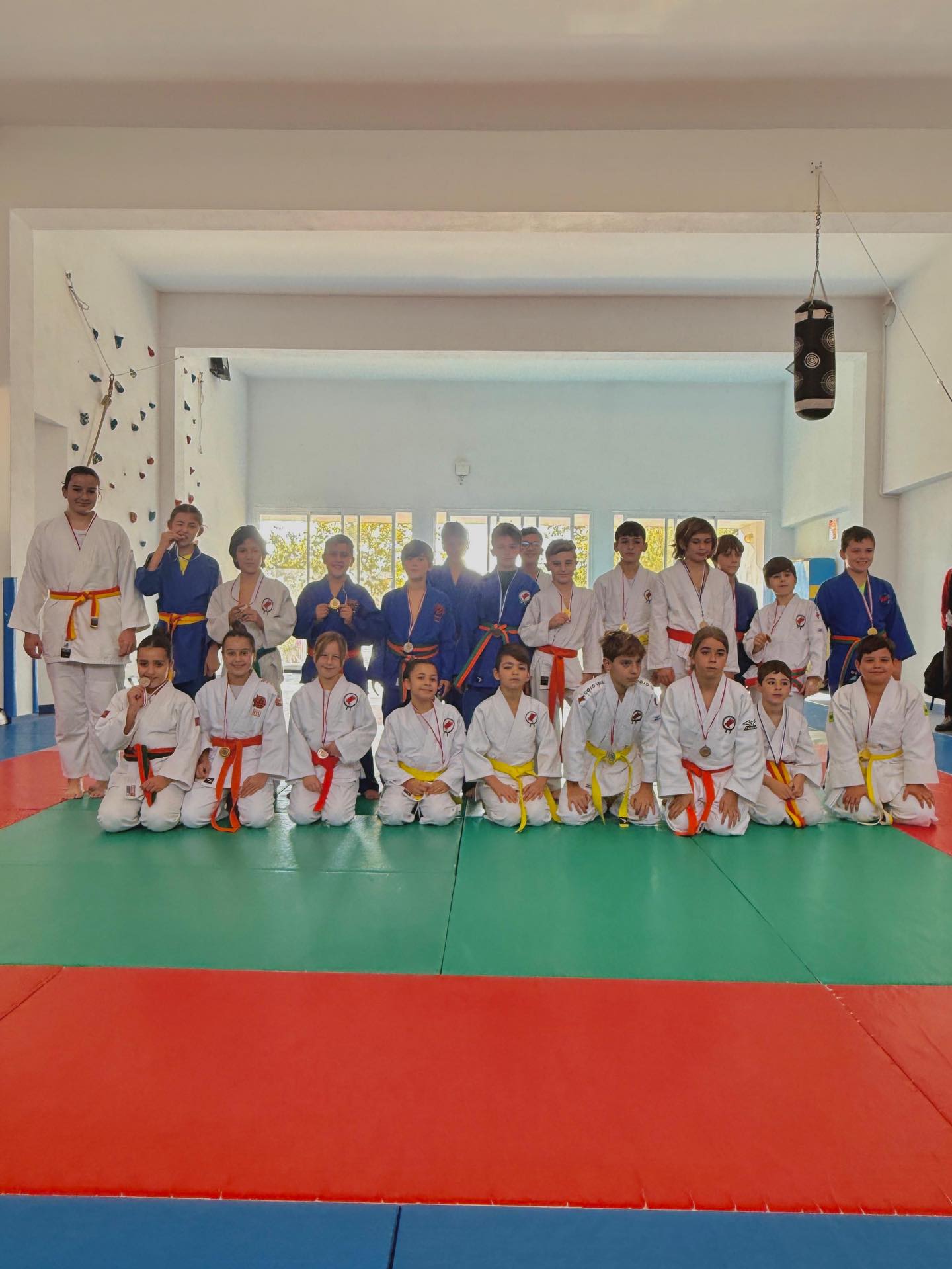El pasado sábado judokas de Dojo Ibiza y Gokyo Ryu se juntaron en una jornada de competición de las categorías benjamin y alevín. Fue una jornada en familia, donde nuestra cantera pudo ponerse a prueba en este primer encuentro de la temporada. Estas competiciones suponen experiencia y aprendizaje a los judokas que se inician en la competición, donde en buen ambiente entre amigos, el compañerismo y el respeto son lo más importante.
Muchísimas gracias a los compañeros de @gokyoryu_judo por compartir estos momentos. Habrá muchos más!
Muchas gracias a todos los cronos, árbitros y voluntarios que ayudaron en la organización para que todo funcionara tan bien! Sin ellos sería imposible tener este tipo de eventos