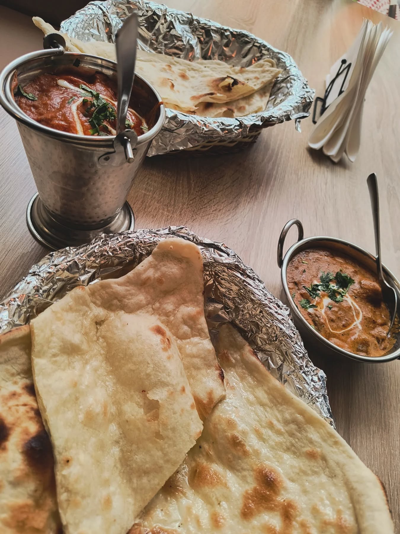 🌈 Listopad jest szary, ale u nas… świat znowu ma kolory!
Na zewnątrz zimno, ponuro i pusto?
Wpadnij do nas po rozgrzewający klimat, zdrowe jedzenie i kolory, których brakuje w listopadzie.
🇮🇳 Aromaty, które poprawiają humor
🥥 Dania pełne naturalnych przypraw i warzyw
🔥 Ciepło, które poczujesz od pierwszego kęsa
✨ Klimat, który odrywa od jesiennej szarówki
Zamiast snuć się po mieście zmarznięci
przyjdźcie, usiądźcie, zjedzcie coś dobrego i dajcie sobie chwilę przyjemności.
Dziś serwujemy nie tylko jedzenie.
Serwujemy dobry nastrój. ❤️
📍 Łódź, Piotrkowska 120
Zrób sobie przerwę od listopada.
__________________________
🌈 November may be grey, but inside… everything comes back to life!
Cold, dull and empty outside?
Come in for warm atmosphere, healthy food and the colours November is missing.
🇮🇳 Aromas that lift your mood
🥥 Dishes full of natural spices and vegetables
🔥 Warmth you feel from the very first bite
✨ A cosy vibe that pulls you out of the autumn gloom
Instead of wandering around freezing
come, sit down, enjoy something delicious and give yourself a moment of comfort.
Today we’re serving more than food.
We’re serving good mood. ❤️
📍 Łódź, Piotrkowska 120
Take a break from November.
#indie
#hinduskiejedzenie #restauracjalodz