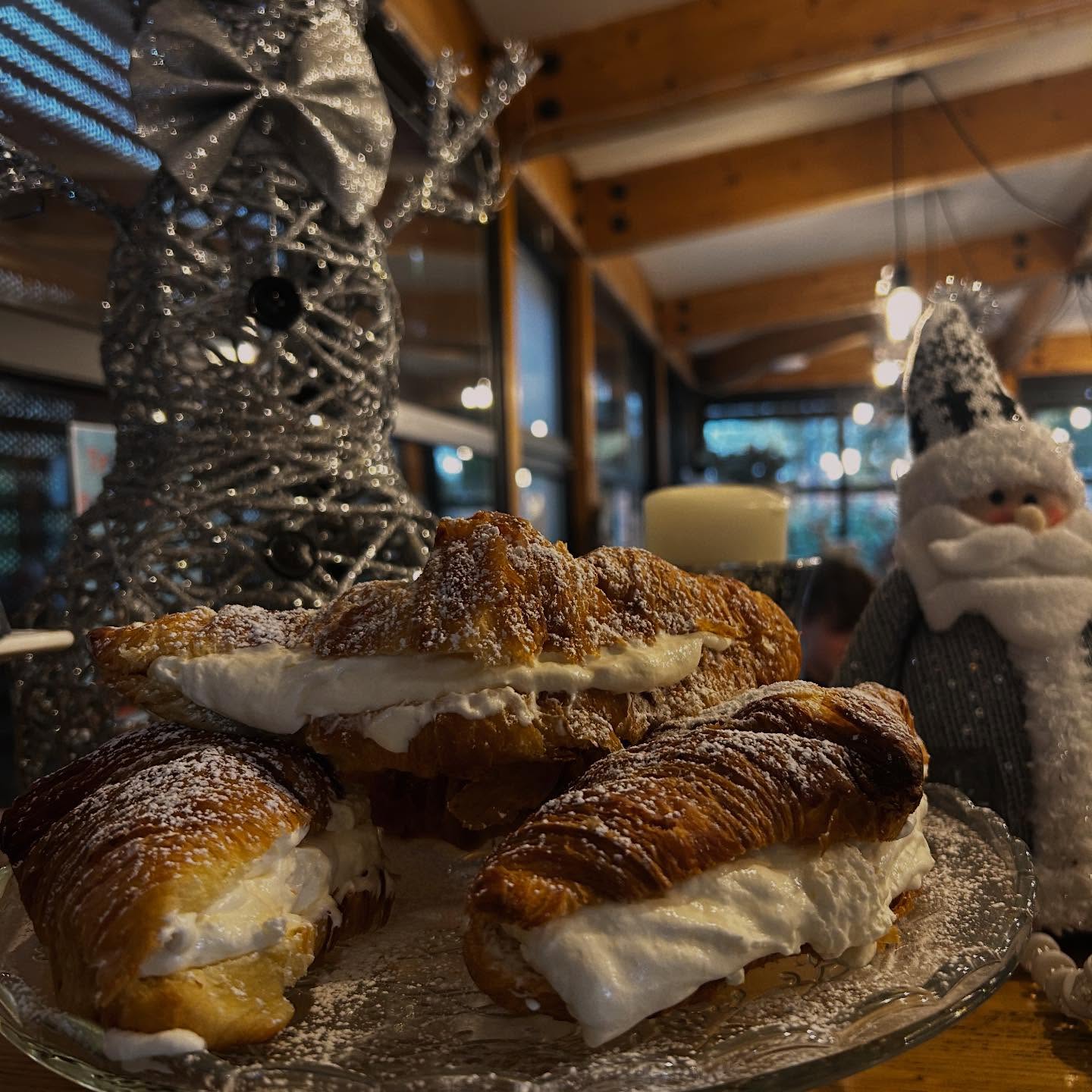 ✨ Christmas magic has arrived at Waters Edge! ✨
Fresh cream pastries with a key lime pie twist 🍋🤤
Make sure you don’t miss these, they are DELICIOUS!
Our elves have been very busy wrapping for tomorrow’s Christmas Pass the Parcel 🎁🎅
Plus, every kids meal from today until Christmas includes a FREE mini festive gift* 😍
(*While stocks last)