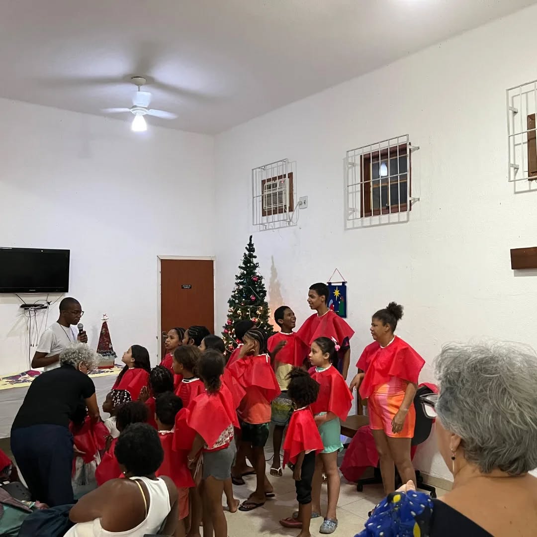 ✨Ontem dia 23/12 foi dia de festa na Paróquia da Santíssima Trindade, com a crianças e suas mães da ocupação União e Viaduto!
Foi com alegria que os recebemos com jantar, presentes e brincadeiras, para celebrar a festa do Nascimento de Deus menino. Teve muita diversão e alegria com a criançada.
Agradecemos a todas as pessoas que contribuíram para esta festa!✨
#igrejaanglicana
#episcopal
#anglicancommunion
#darj
#natal
#amor