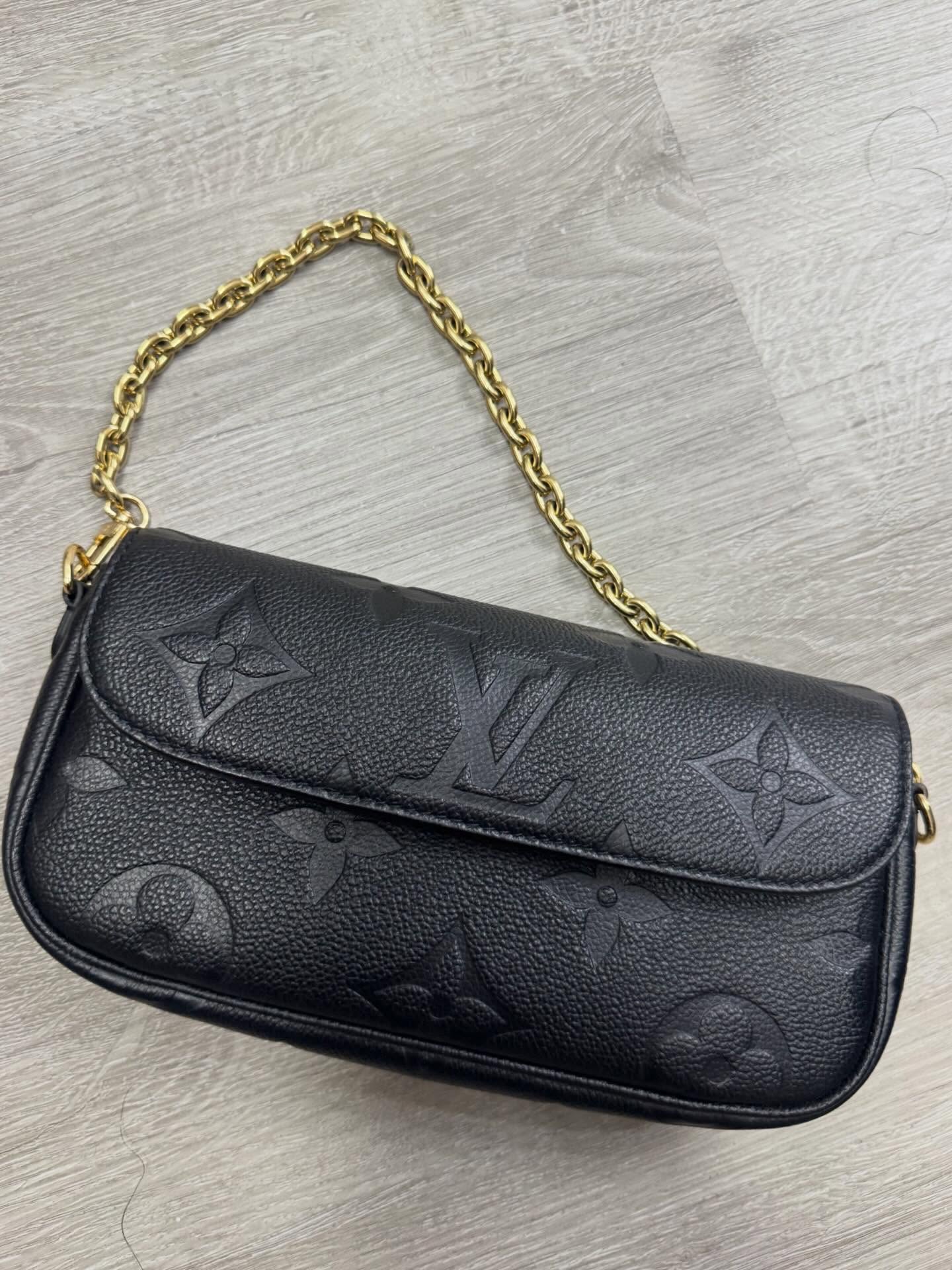 Fresh out for sale today! This LV is in mint overall condition and definitely won’t last long. We have tons of new products out for sale for the holidays! Be sure to stop on by to take a look!