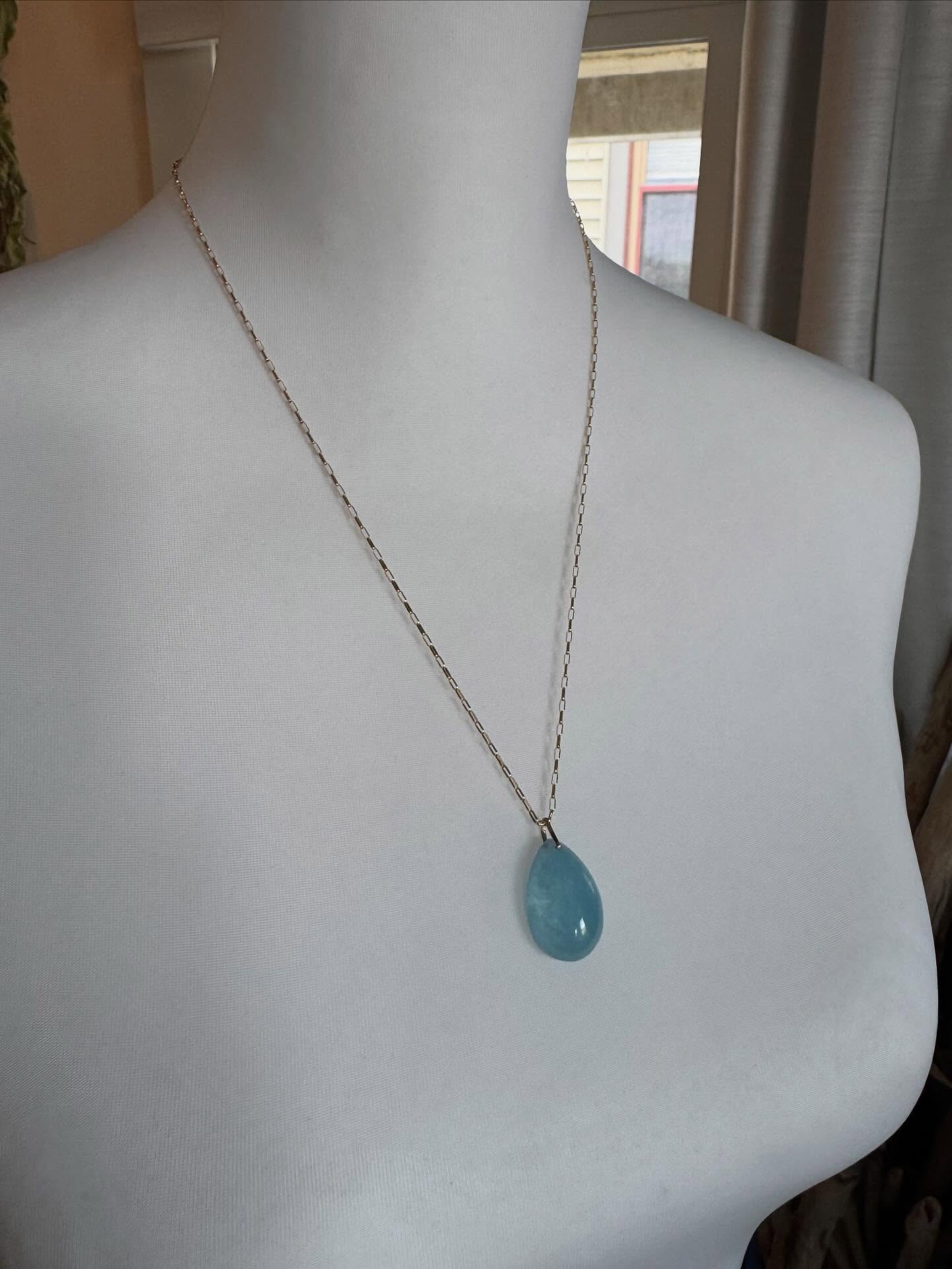 Aquamarine necklace, but make it over 25 carats on 14 kt gold fill chain so it’s also affordable ✨ This gift will make that special person very happy
