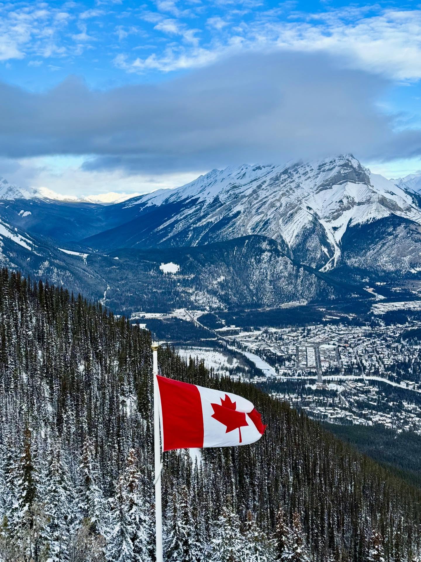 Canadian Rockies #banff #banffnationalpark #banffalberta #banffgondola #canadianrockies🇨🇦 #canadianrockies #canada🇨🇦 #canada #travelalberta #travelbloggers #travelblog #travelblogger #retireandtravel #retireandenjoylife @fairmontbanff