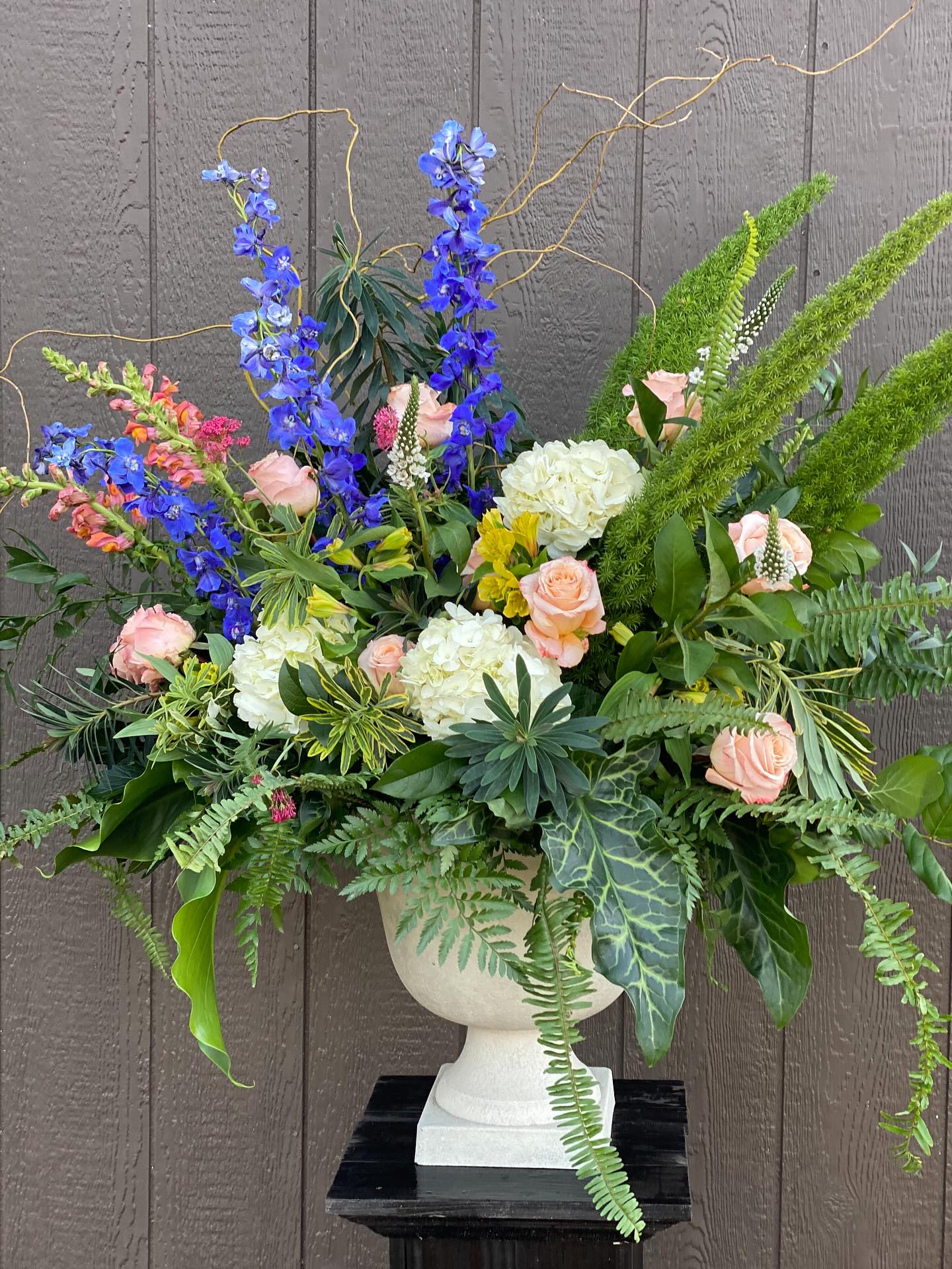 Today I had the honor of creating florals for my friend, Denise, a fellow gardener. I foraged beautiful textures and greenery from her yard which she pored so many years of love into. Her warm, nurturing energy and enormous smile will stay with me always. She was unapologetically herself and very loved. #gardenchurch