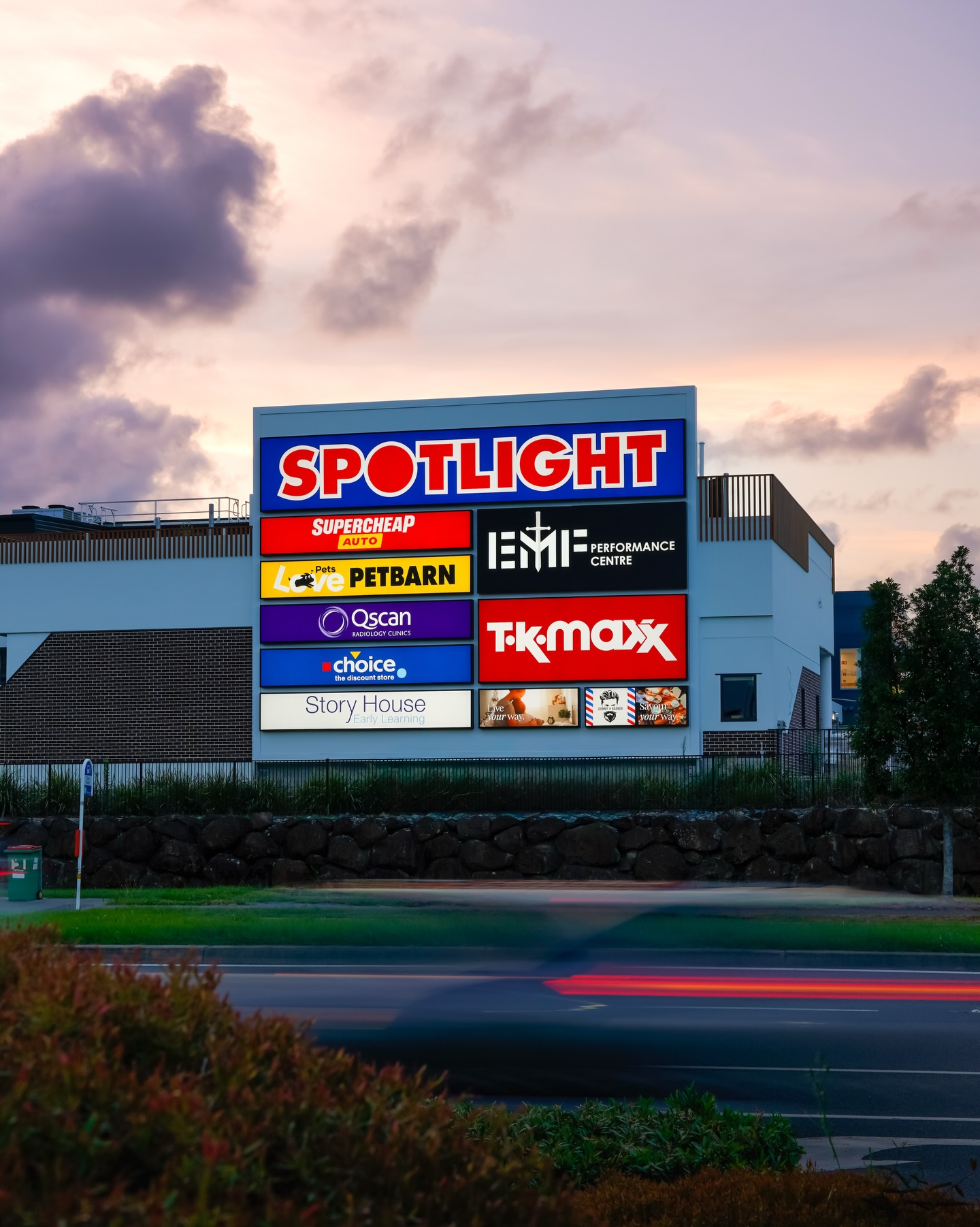 Evolve had the pleasure of completing this huge wall stack of illuminated flex face lightboxes for @major_media_signage
Full project management being the eyes and ears on ground for our client taking care of all council permits, traffic control requirements, liaising with builders and electricians to deliver a seamless project from start to finish.
Got a big project you need help with in the new year? Give us a call π₯