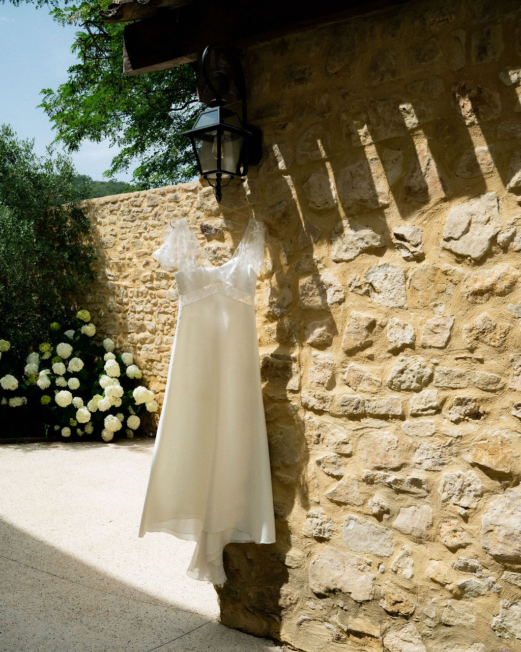 A chic and vibrant June wedding at Domaine de Valbonne ✨
L&A, two globe-trotters with effortless style, created a colourful and joyful celebration filled with energy, elegance and modern romance.
Surrounded by an exceptional team:
Photography: @beige_mariages
Makeup Artist: @alwinenogier
Flowers: @audreyvkbfleuriste
DJ: @33tours.dj
Catering: @le_traiteur_par_la_boria
Venue: @domainedevalbonne
A radiant, refined and unforgettable wedding in the heart of Provence 💛
#provencewedding #provenceweddingvenue #southoffrancewedding #destinationweddingfrance #weddinginprovence #provenceweddingplanner #frenchweddingvenue #luxuryweddingvenue #domainedevalbonne #weddingvenueprovence #provencebride #provenceweddingphotographer #provencevibes #frenchwedding #lavenderfieldsfrance #vauclusewedding #dromeprovencale #southoffrancebride #elegantwedding #colorfulwedding #weddinginspiration #globetrottercouple #romanticwedding #summerwedding