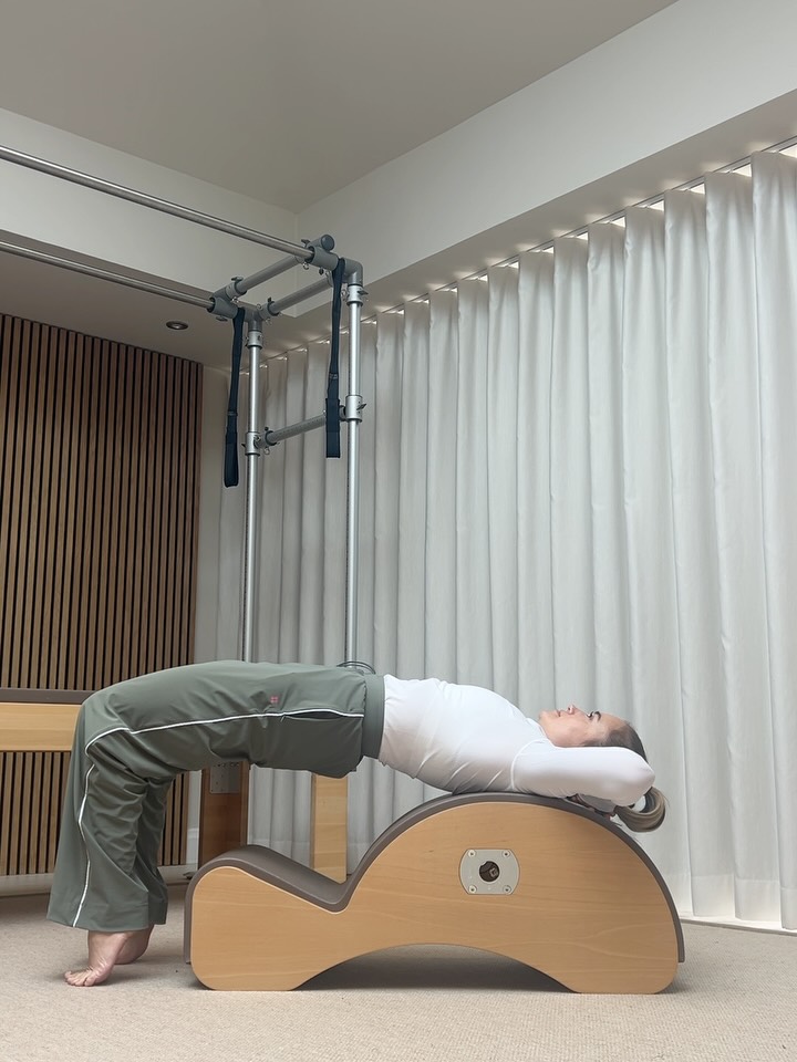 My absolute 'go-to' Spine Corrector moves when my back feels stiff (more often than not at the moment unfortunately!)
1.Semi circle variation
2.Side lying rotations
3.Roll up with extensions and arm circles
4.Swan variation
5.Back breathing (the ultimate version of this is on the ladder barrel IYKYK!)
Spine Corrector from @basisystems by @gladform_uk
#pilates #pilatesworkout #spinecorrector #lowerbackpain #backcare #backstretch #backstrength