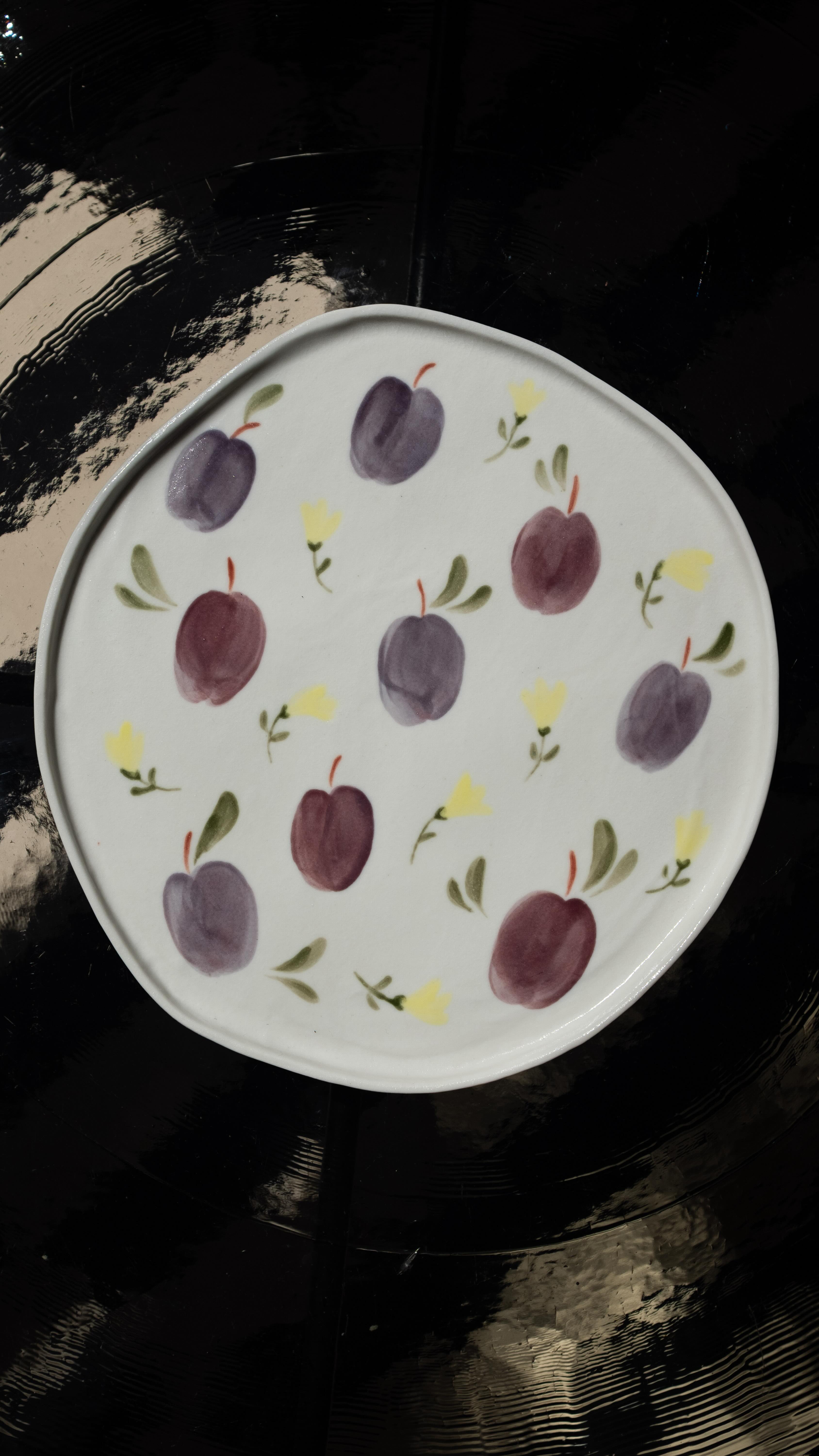 i love painting onto objects ✨
plum porcelain plate, part of the series tutti frutti 🍑🍎🍒🍐
#handpainted #ceramics #artist