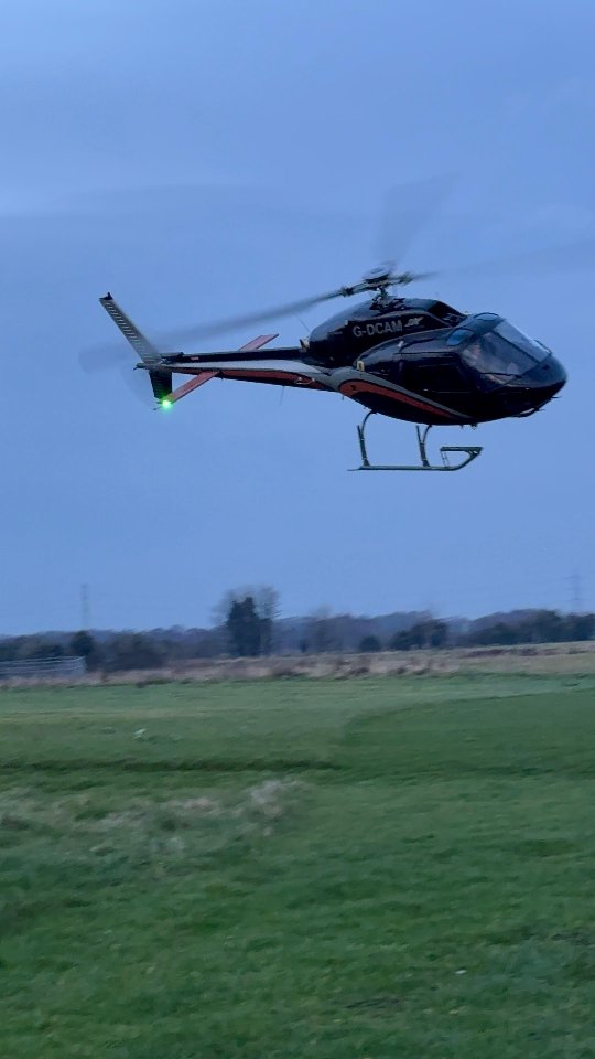 Flying into Christmas week. 🎄 🎅 🎁
📹 @dandan.heliman
#bartonaerodrome #manchester #generalaviationlovers #gbhelicopters #manchesterbartonaerodrome